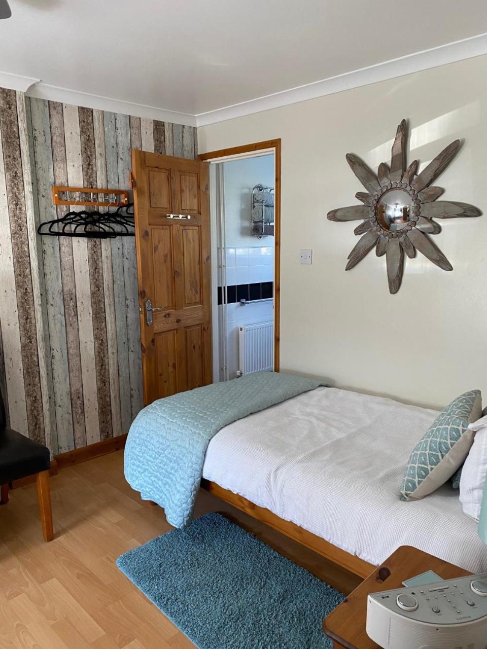 Twin Room with Ensuite and Private Entrance photo 3