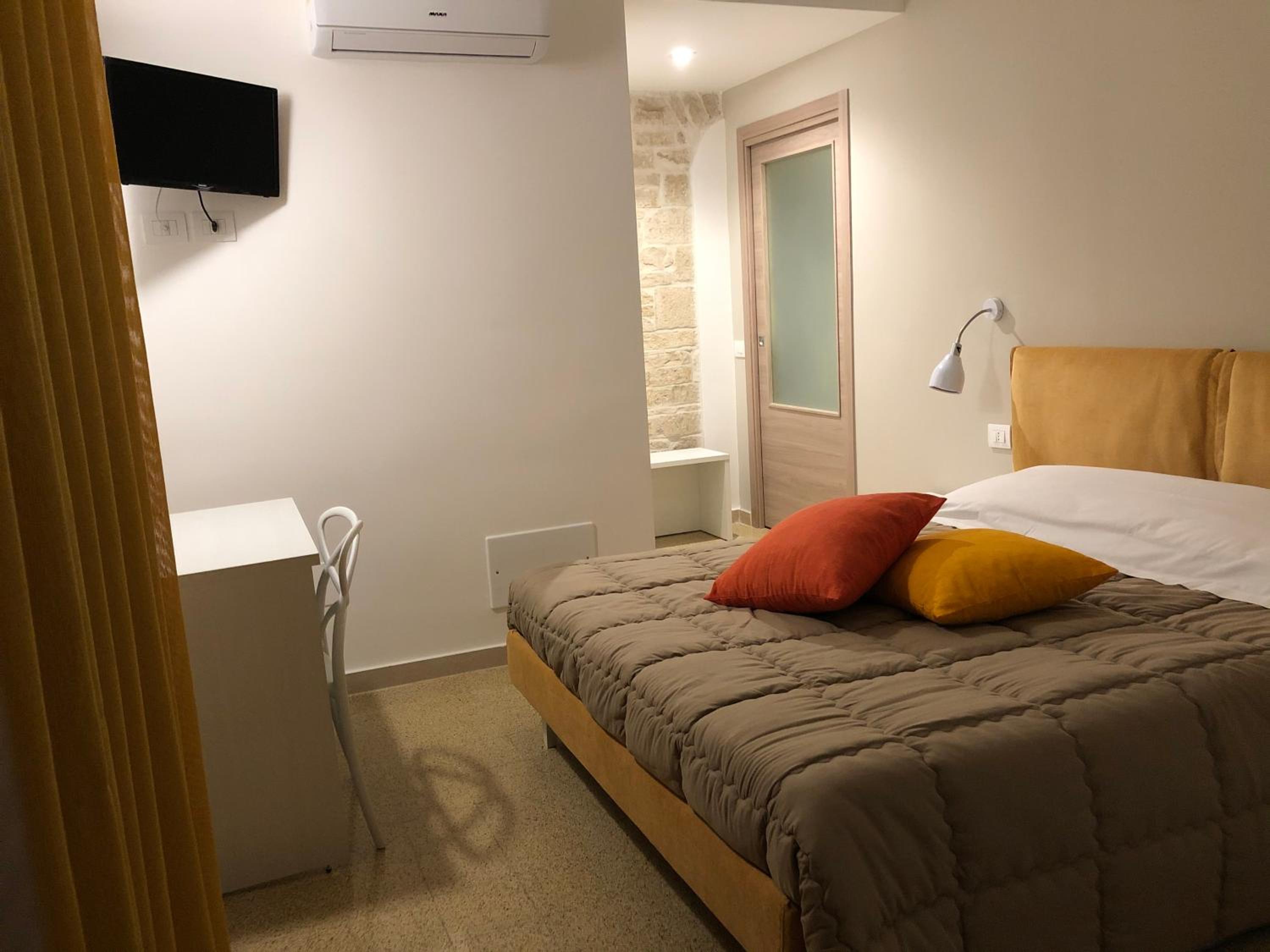 Deluxe Double Room with Balcony photo 3