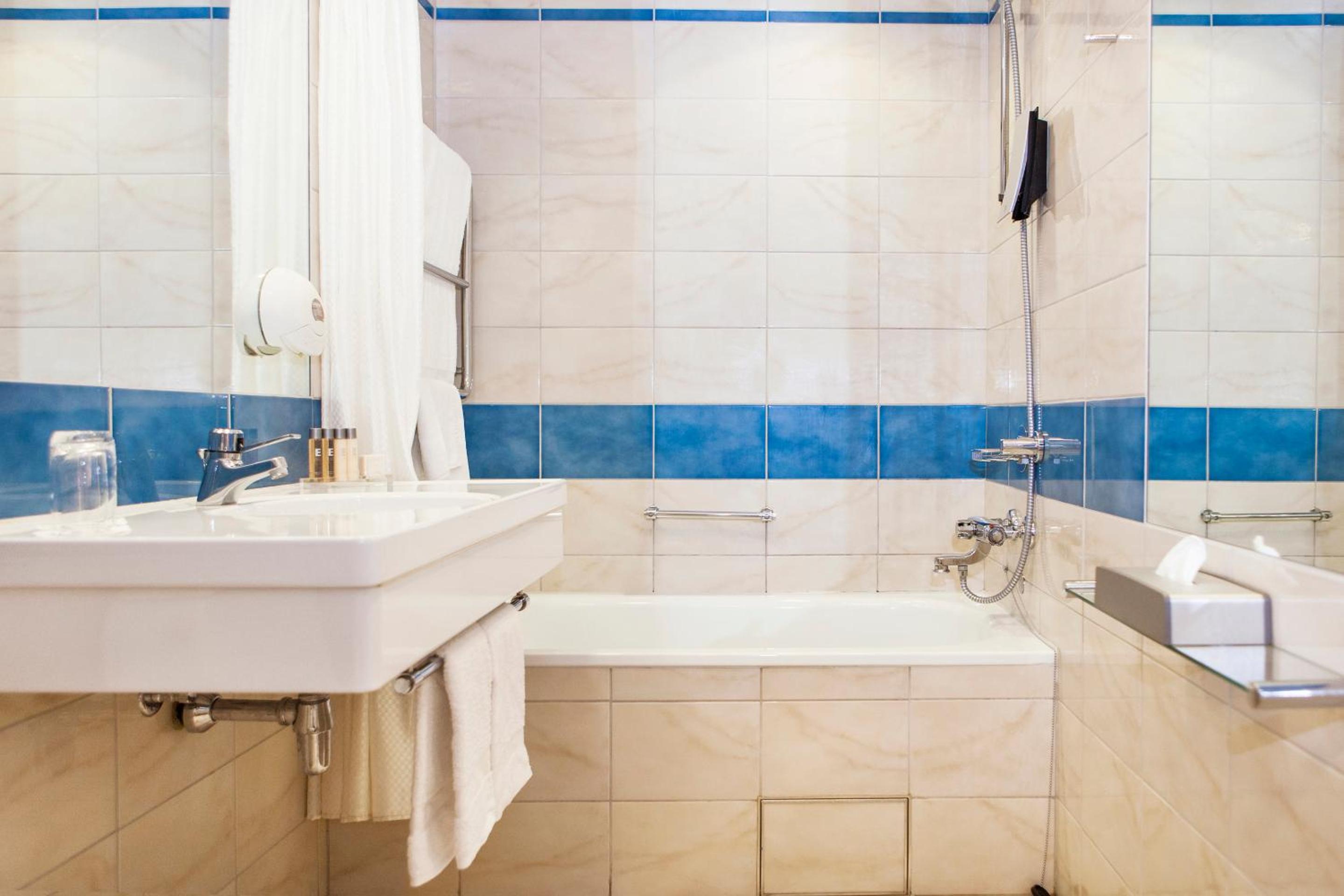 Standard Double Room - Photo 8