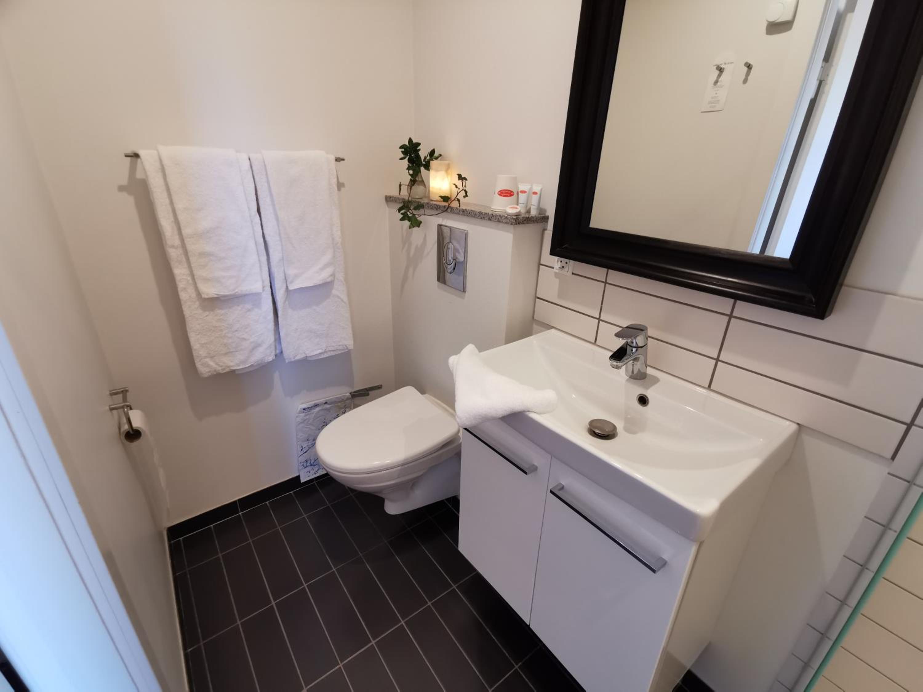 Standard Twin Room - Photo 6