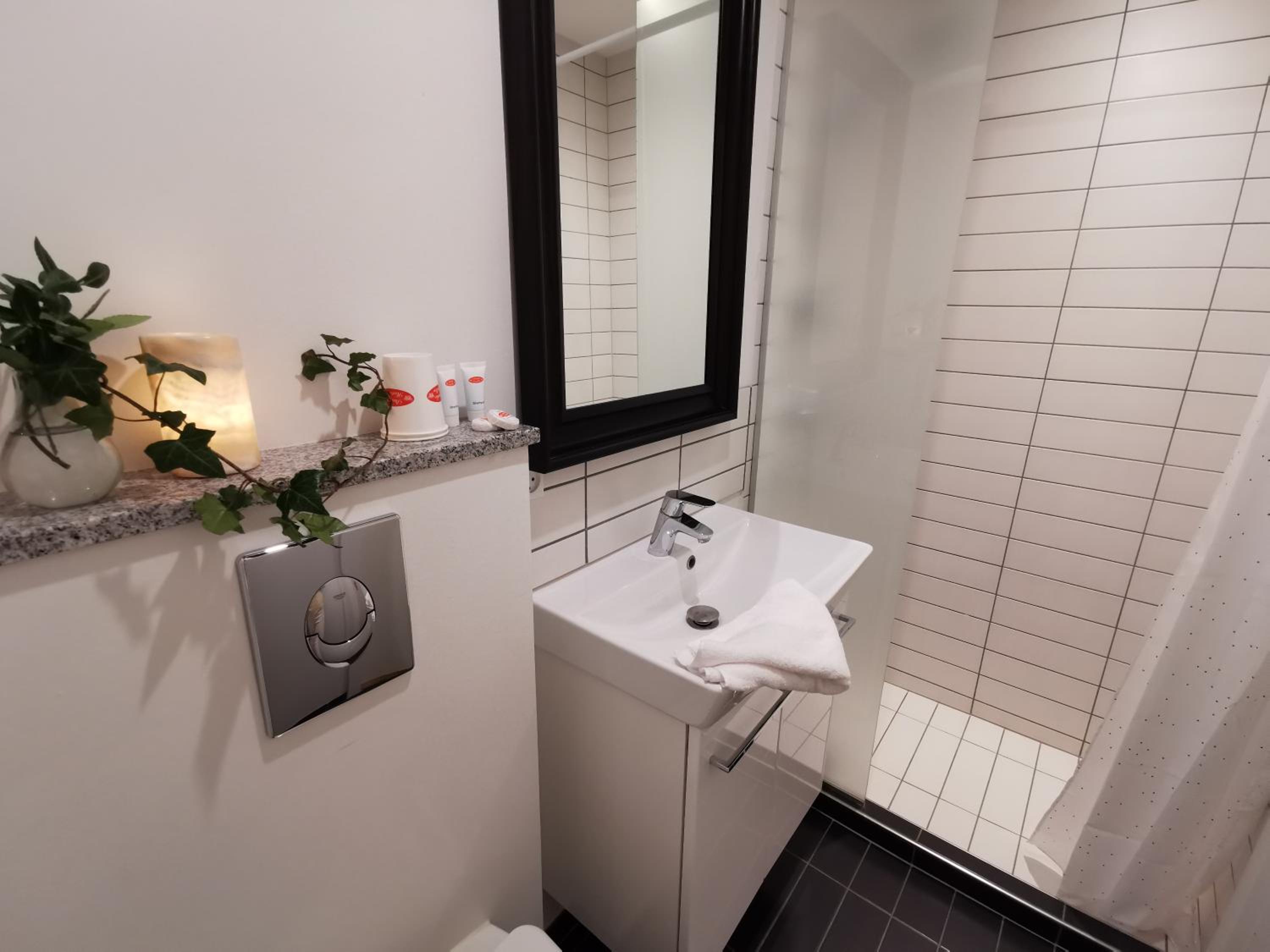 Standard Twin Room - Photo 8