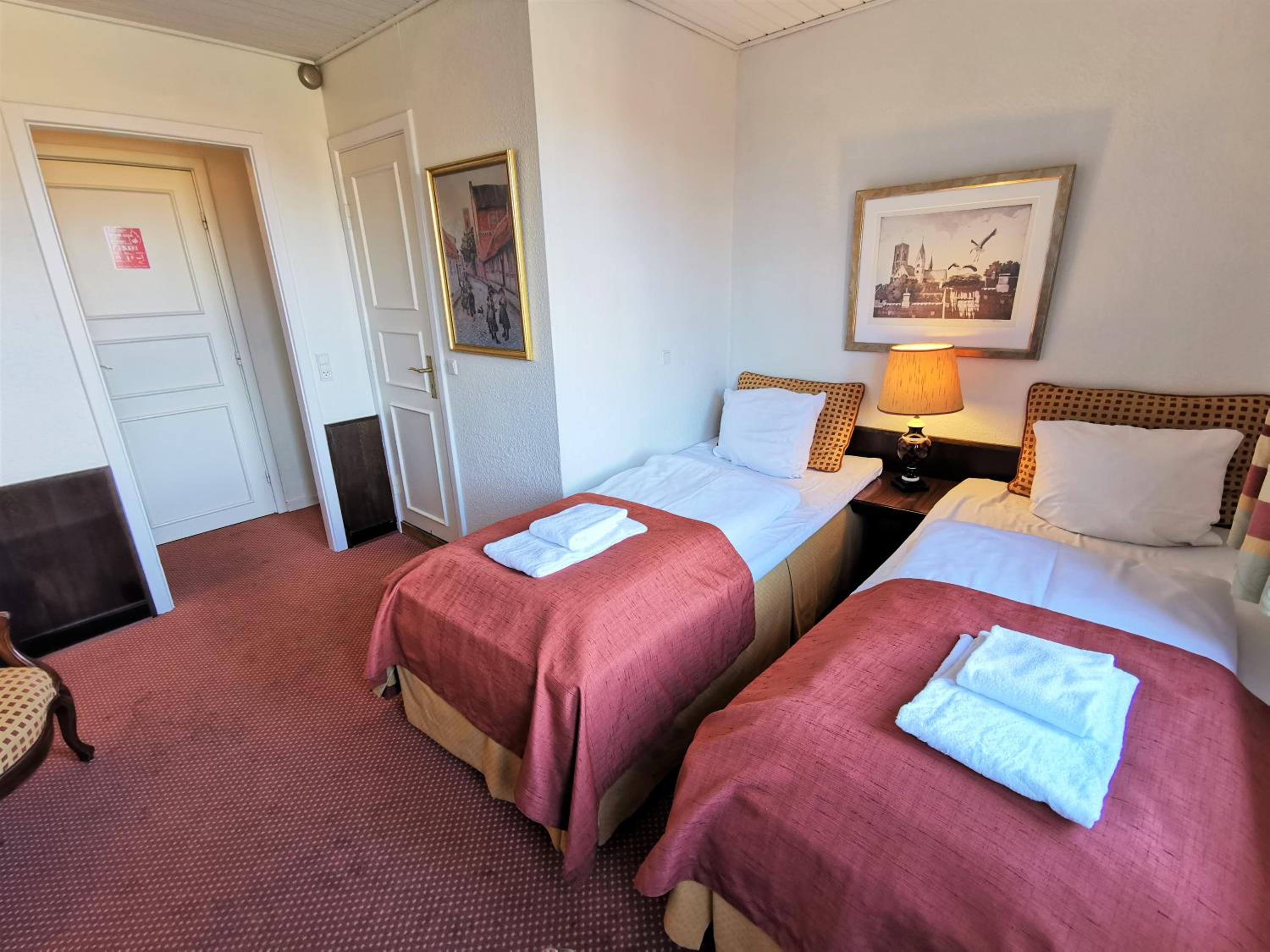 Standard Twin Room - Photo 15