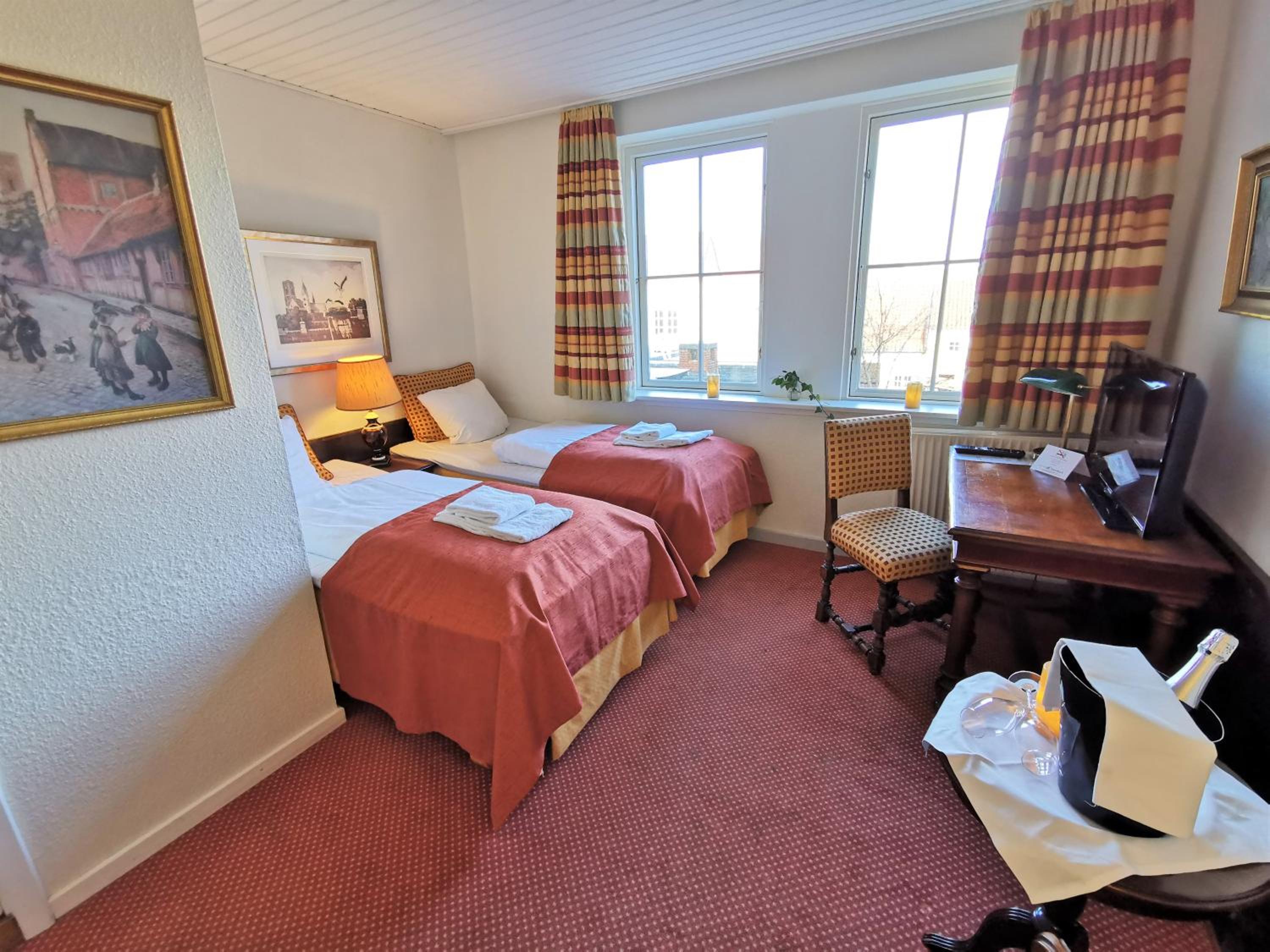 Standard Twin Room - Photo 1
