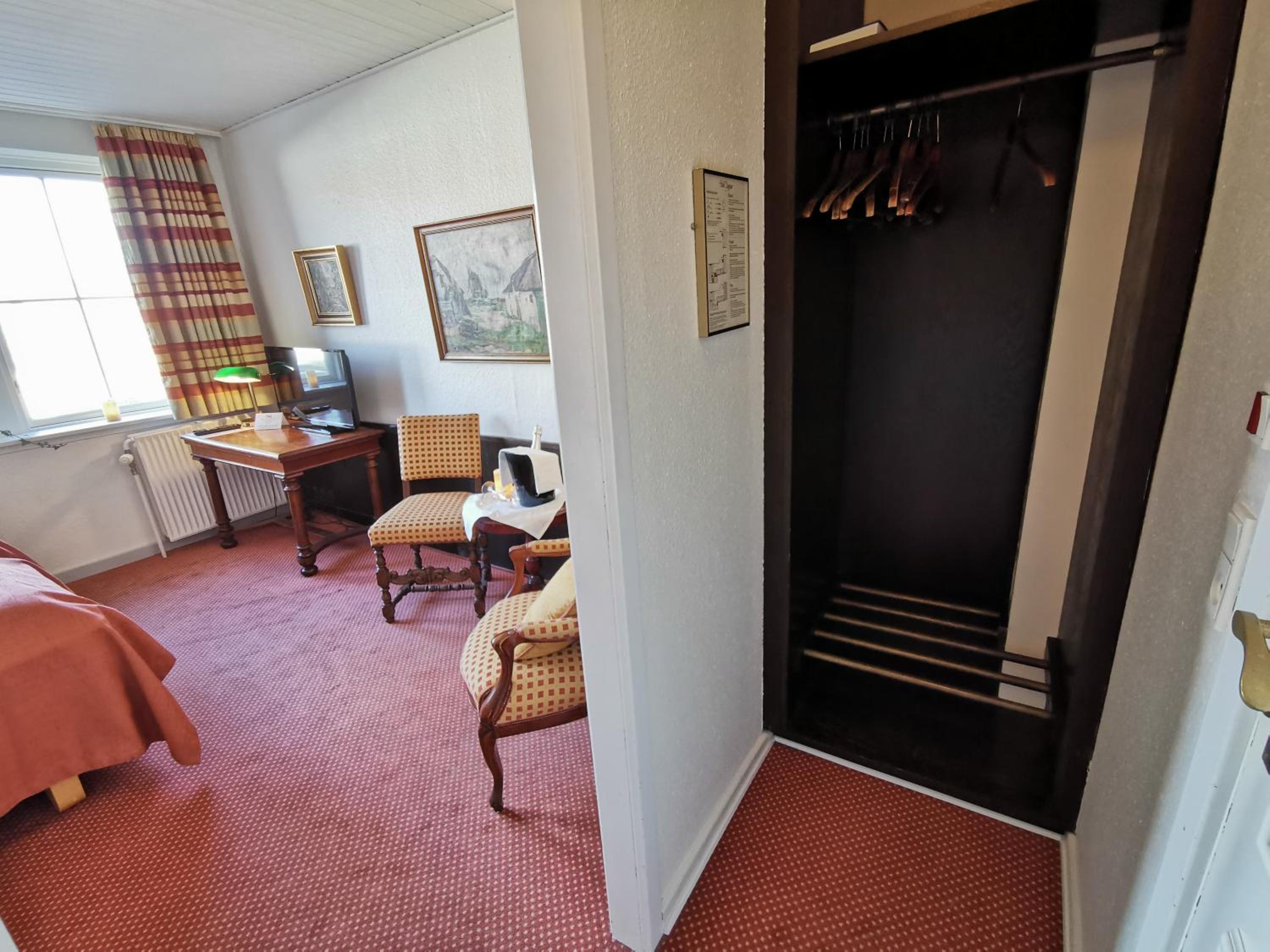 Standard Twin Room - Photo 11