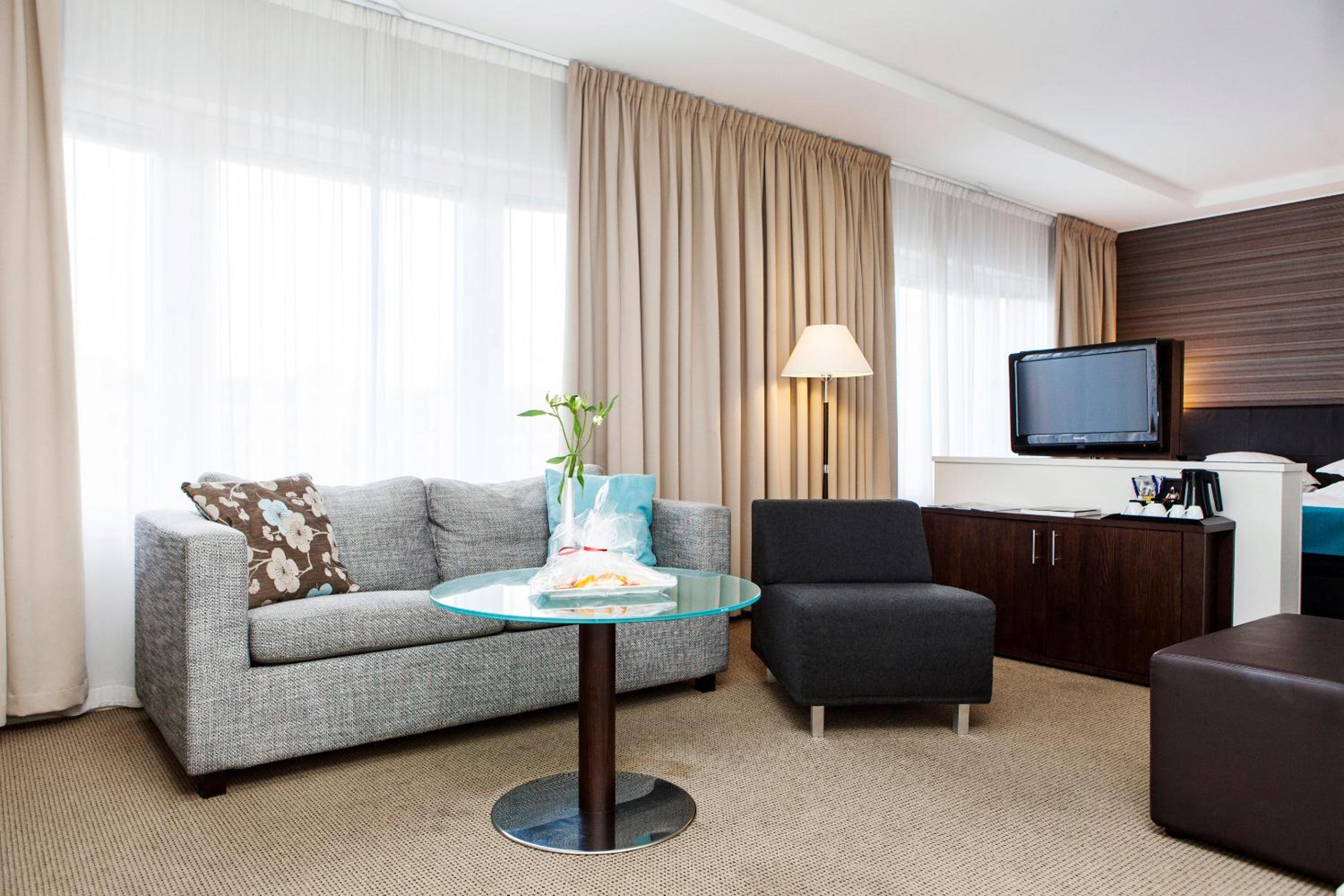 Junior Suite with City View - Photo 4