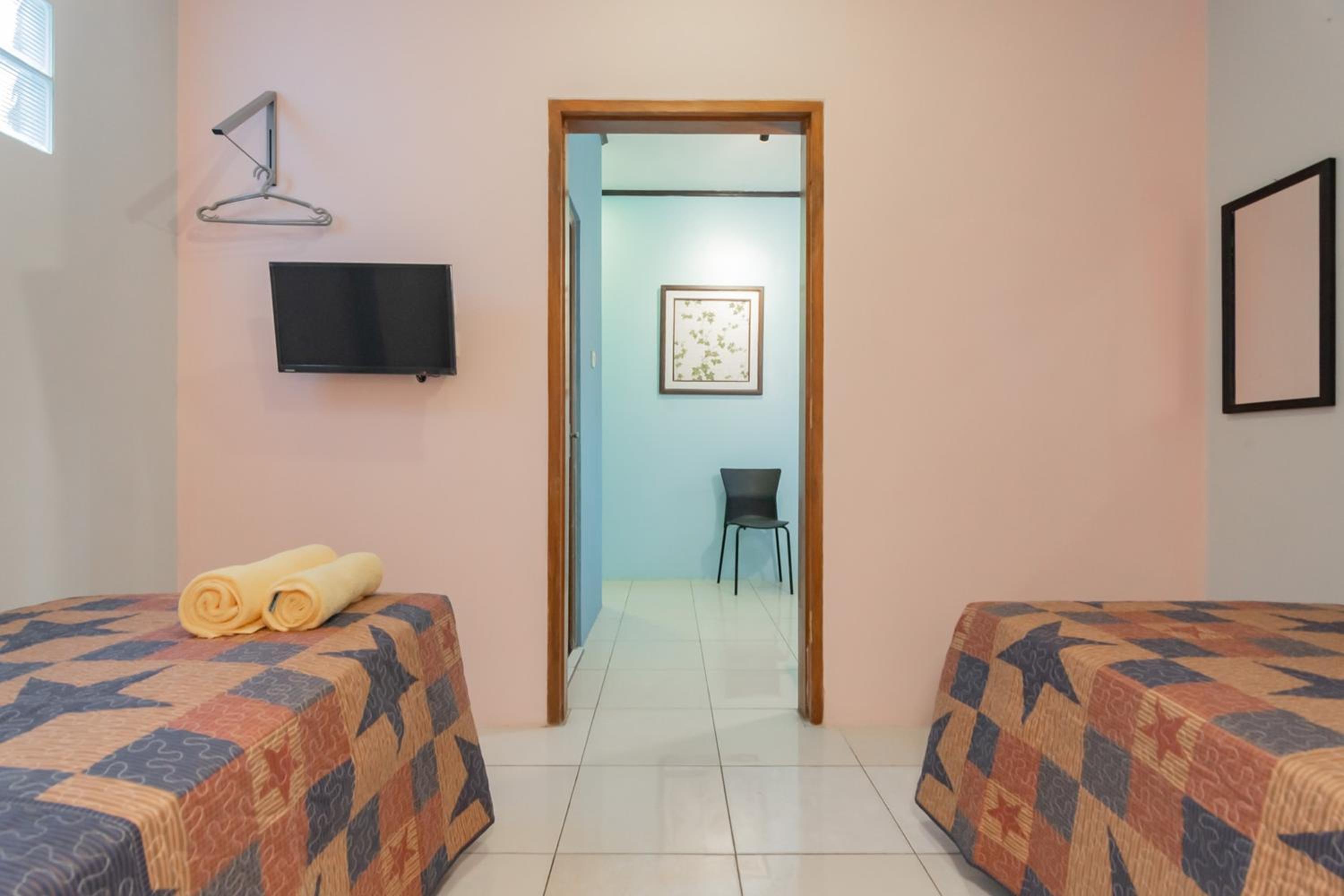 Twin Room - Photo 8