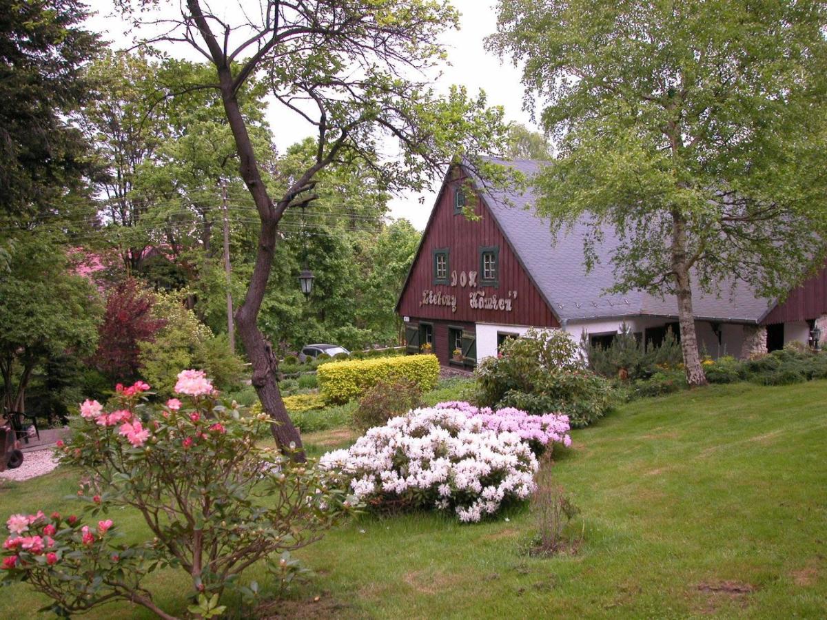 Six-Bedroom House photo 3
