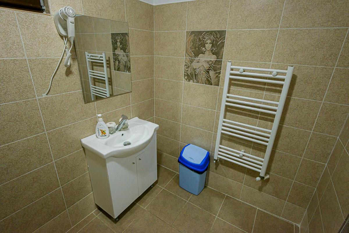 Twin Room - Photo 9