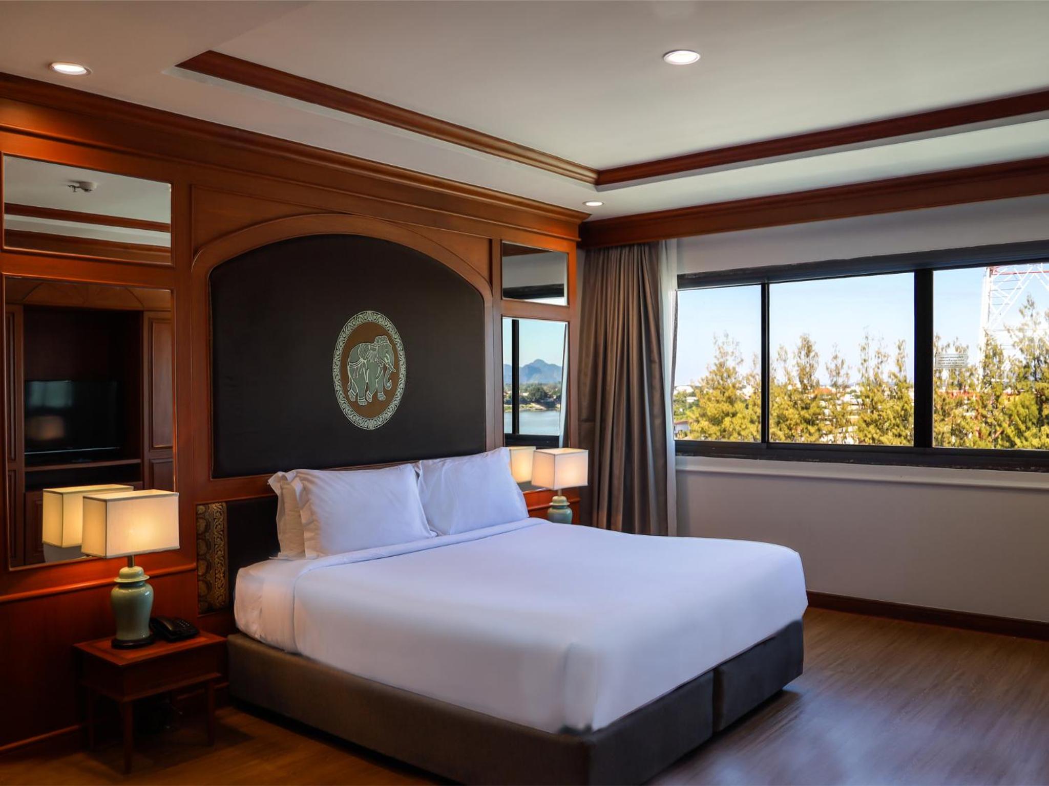 Jr. Suites River View Room
