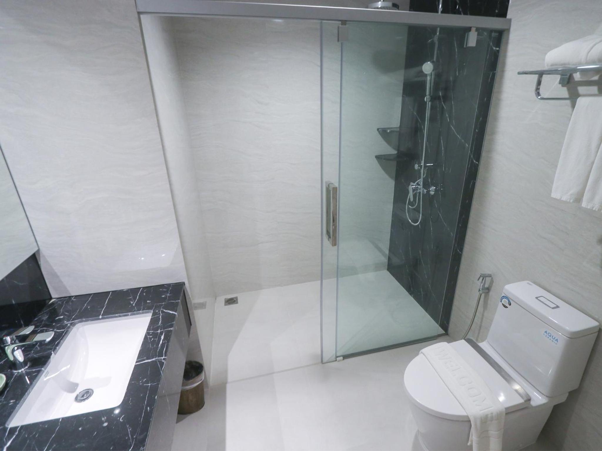 Deluxe King Room - Photo 2