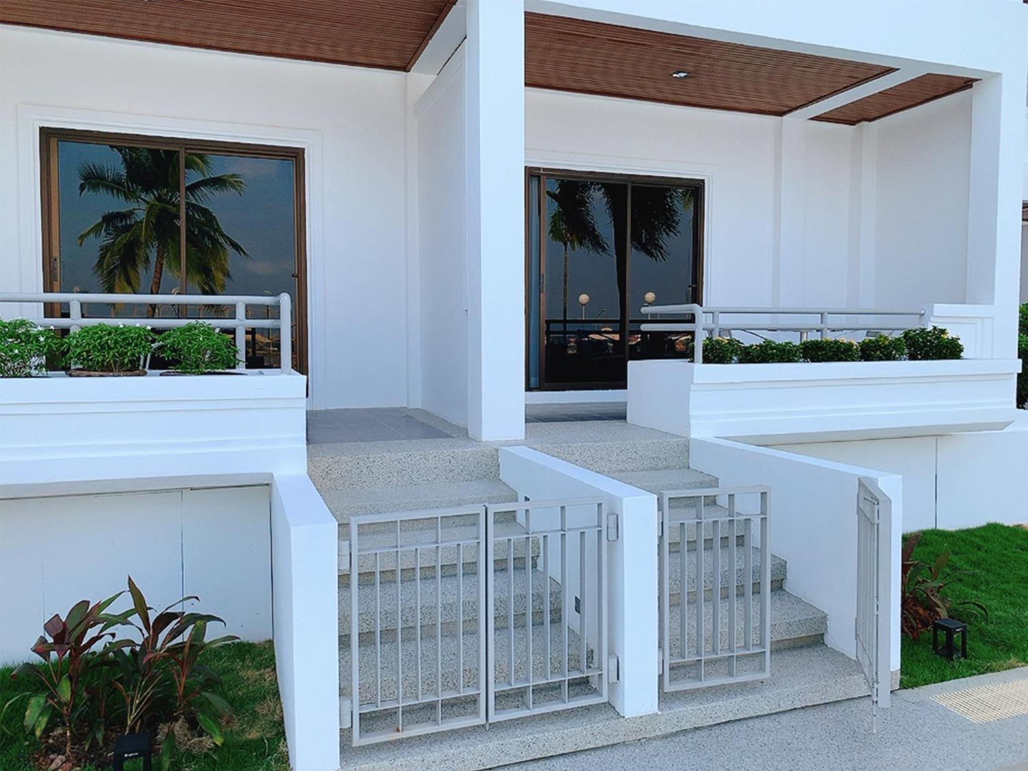 Twin Room with Pool View - Photo 6