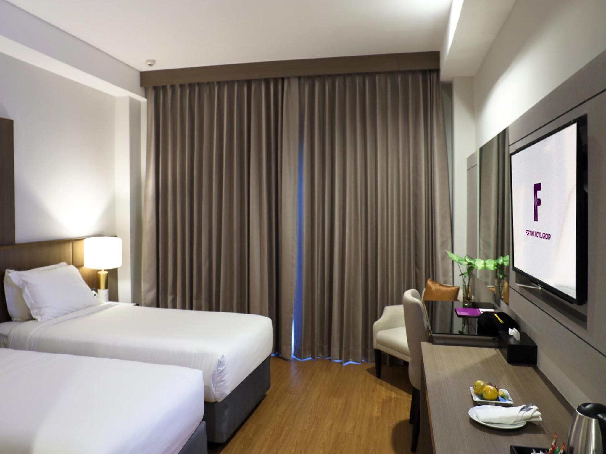 Twin Room with Pool View - Photo 4