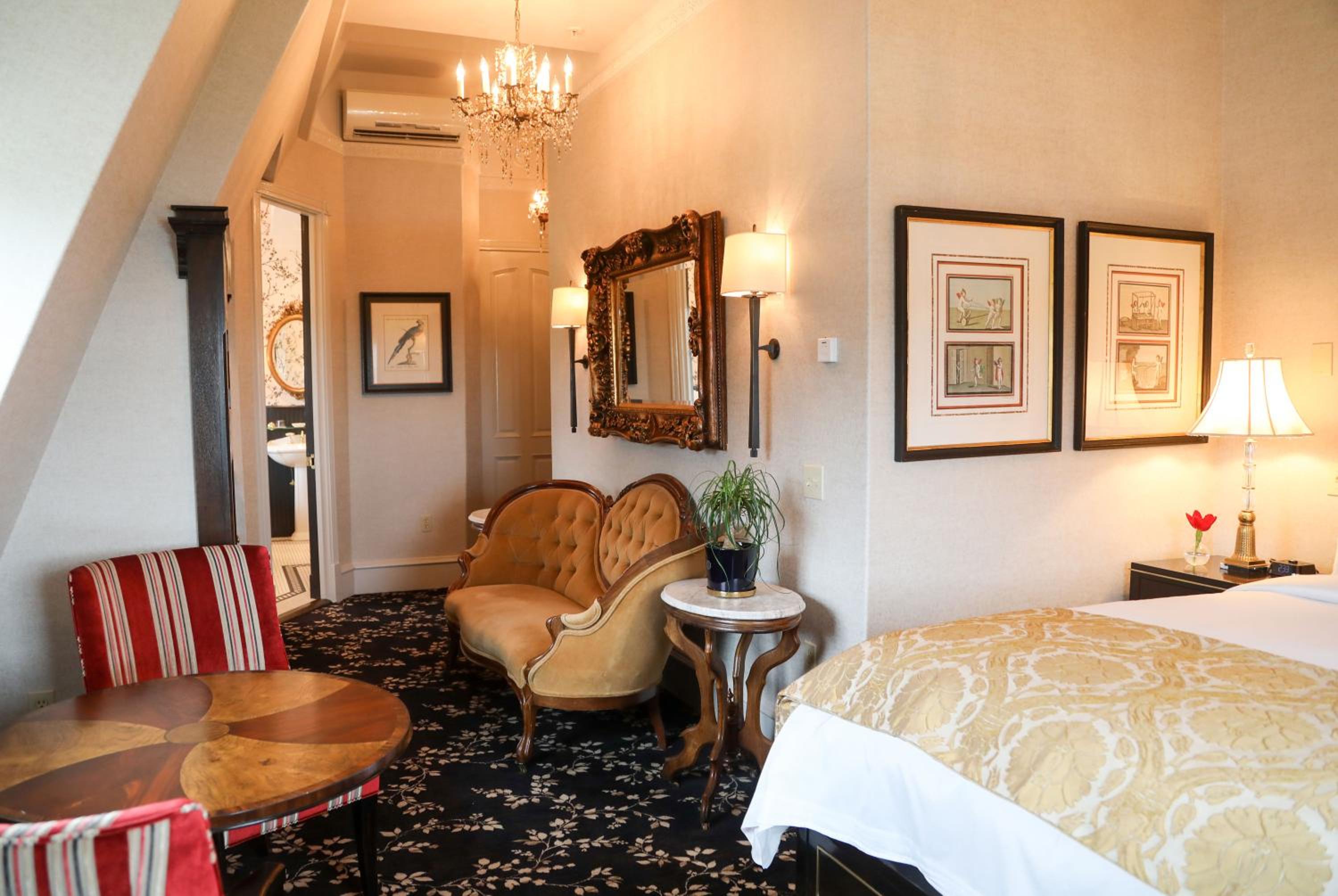 Victorian Manor Guestroom  - Photo 4