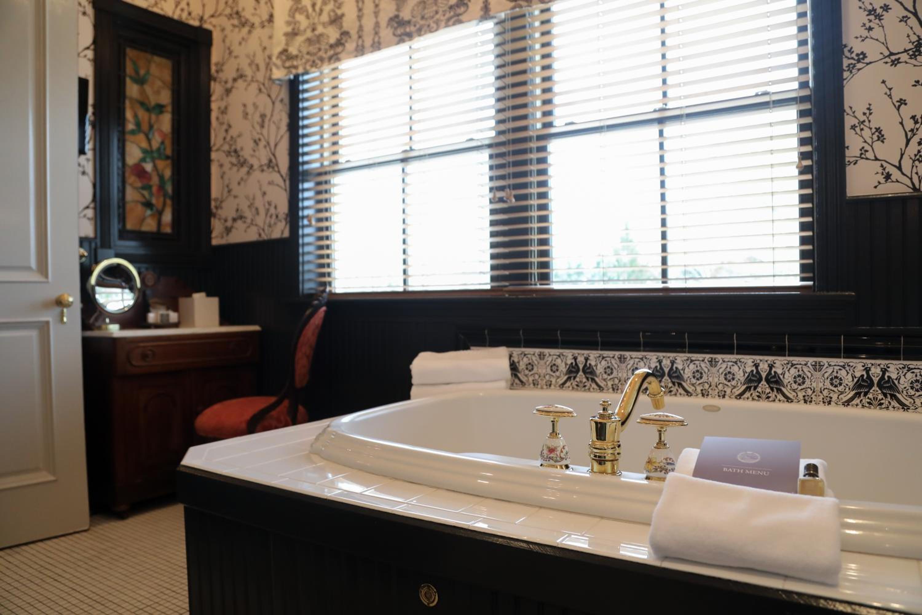 Victorian Manor Guestroom  - Photo 2