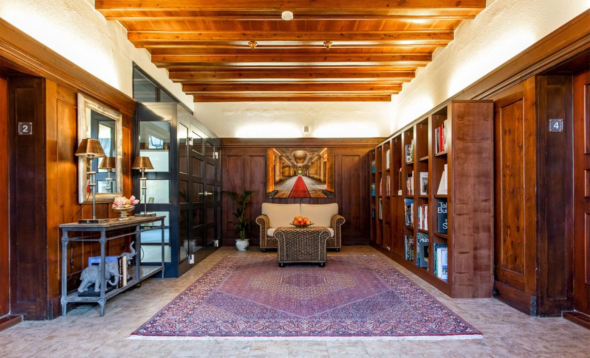 Apartment with Terrace - Photo 9