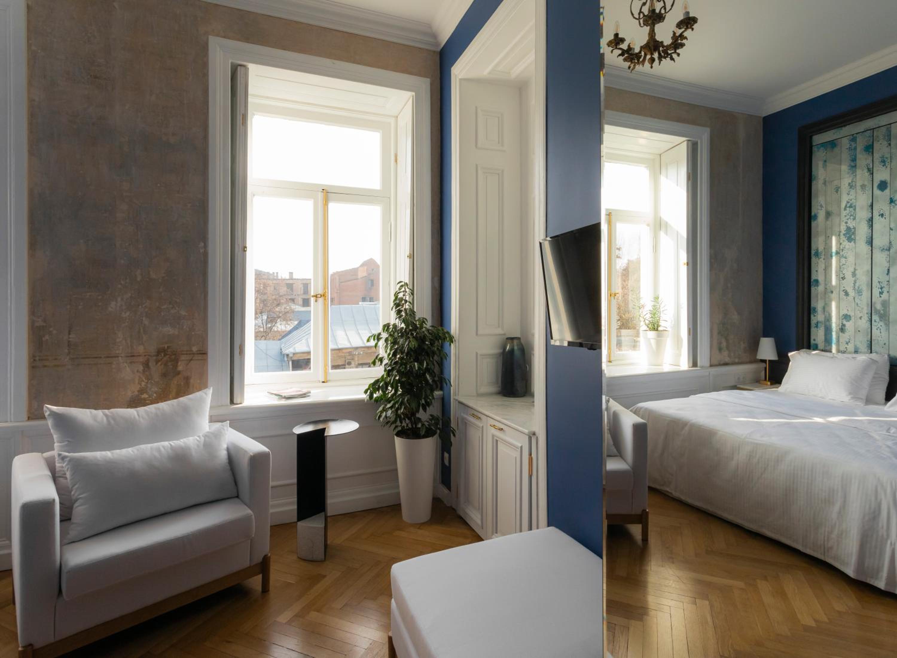 Double or Twin Room with City View - Photo 19