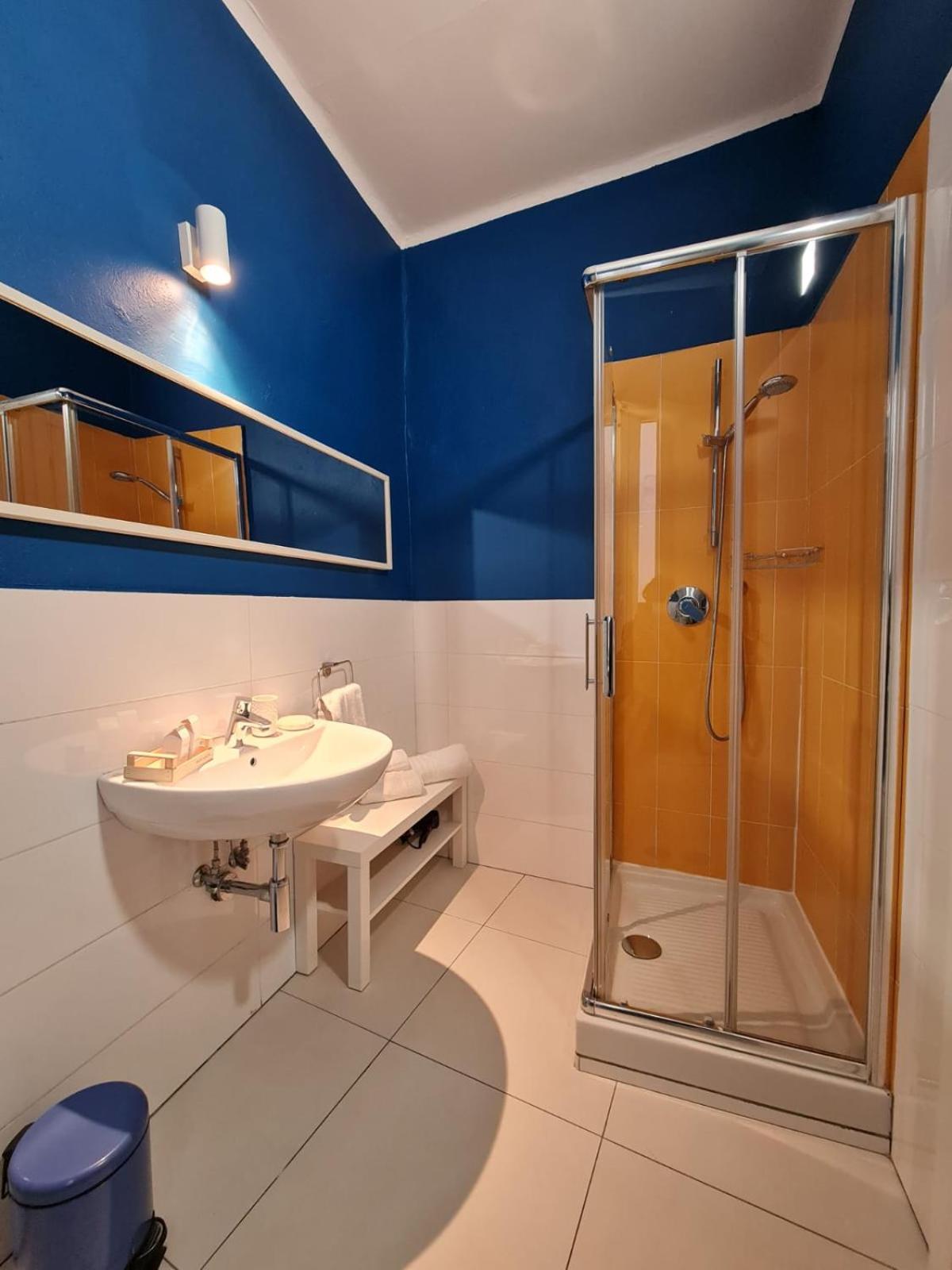 Queen Room - Photo 10