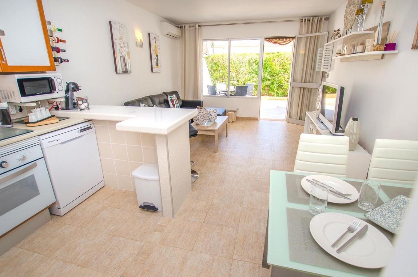 Apartment With Pool View 