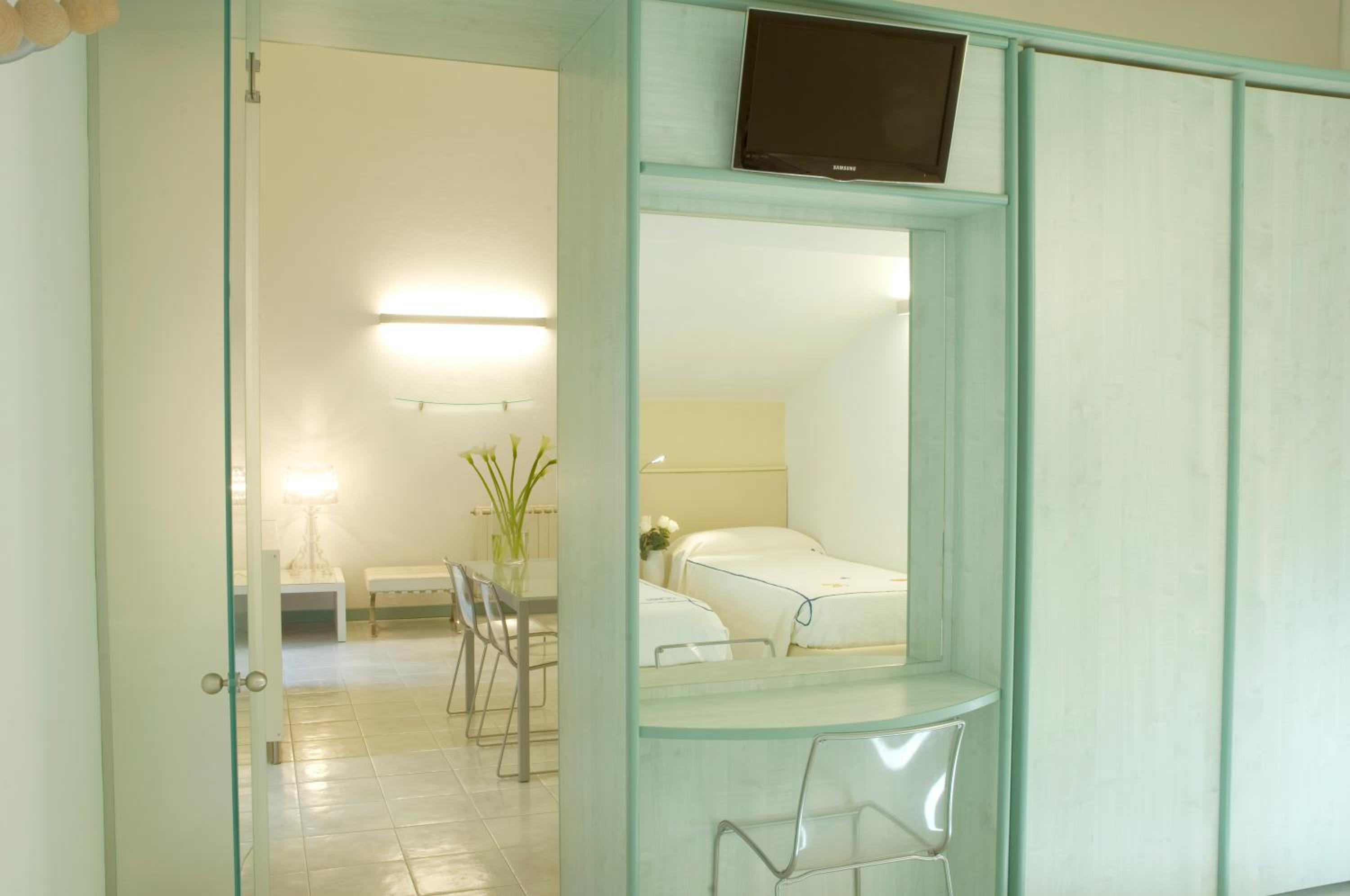 Deluxe One-Bedroom Apartment with Terrace - Attic