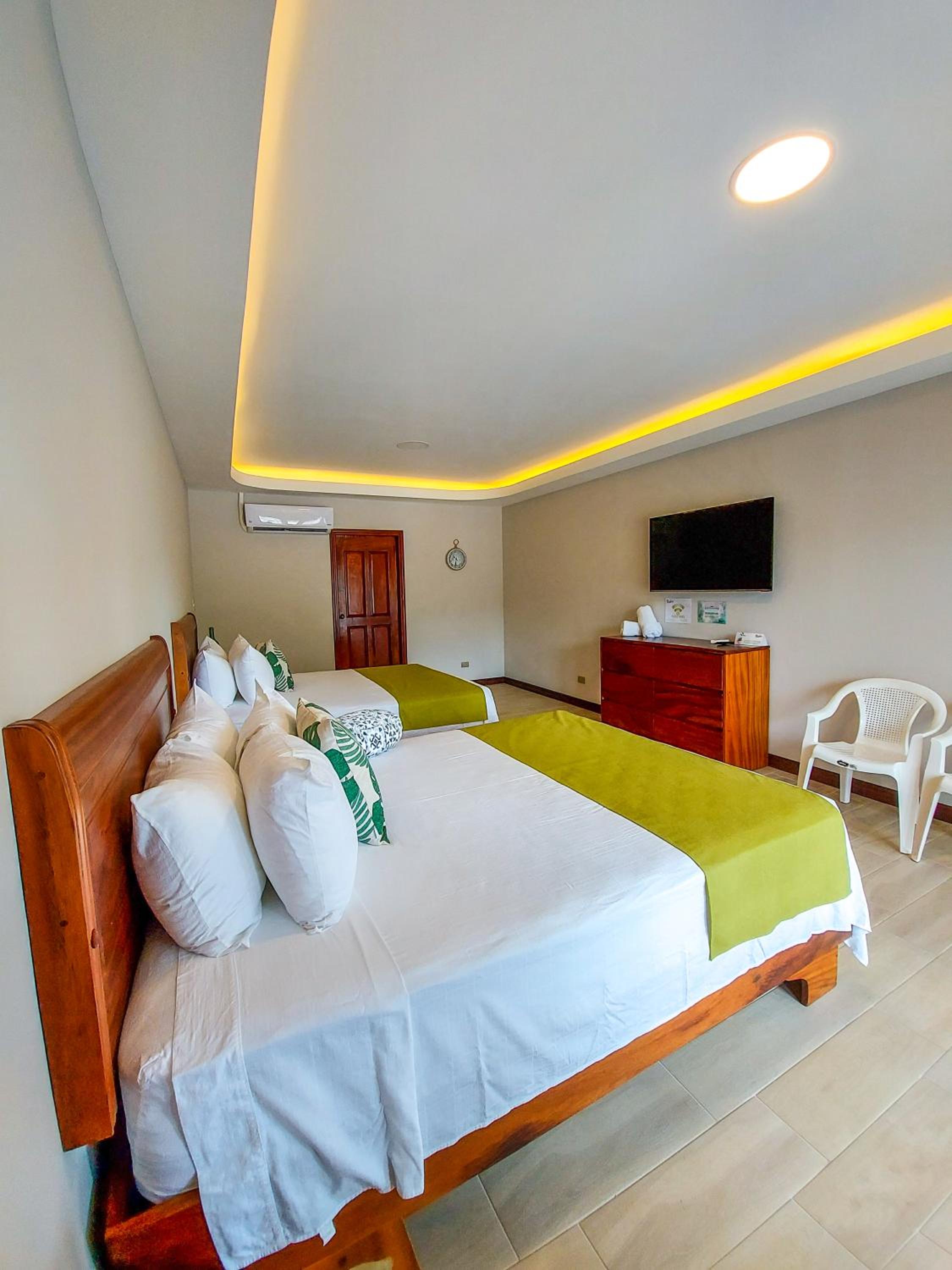 Standard Queen Room with Two Queen Beds - Photo 4