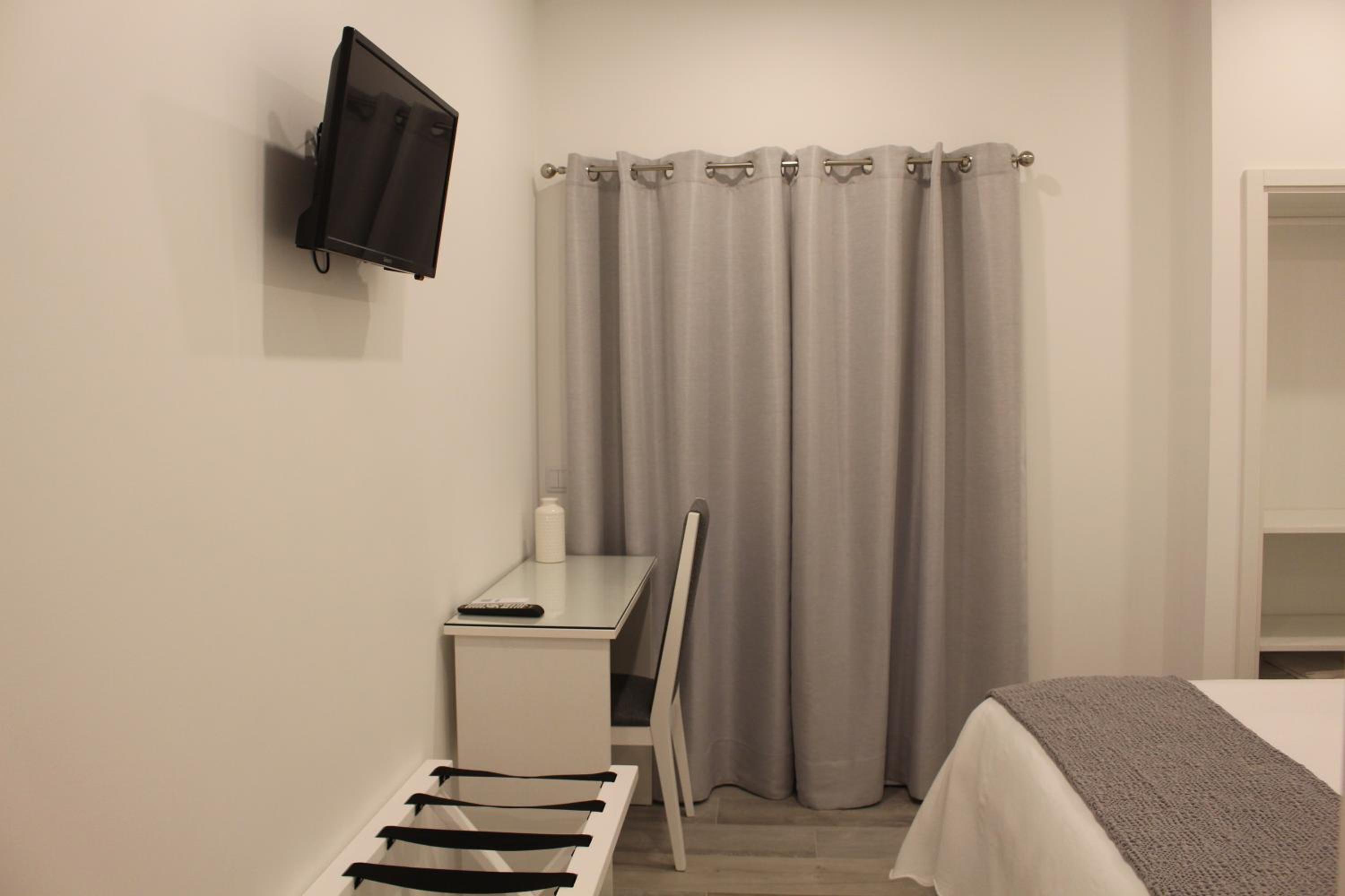 Double or Twin Room - Photo 7