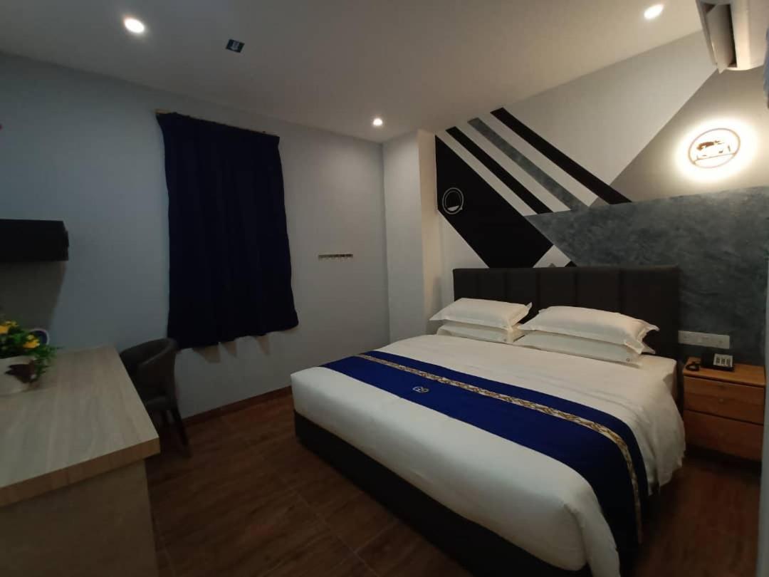 Deluxe King Room - Photo 10