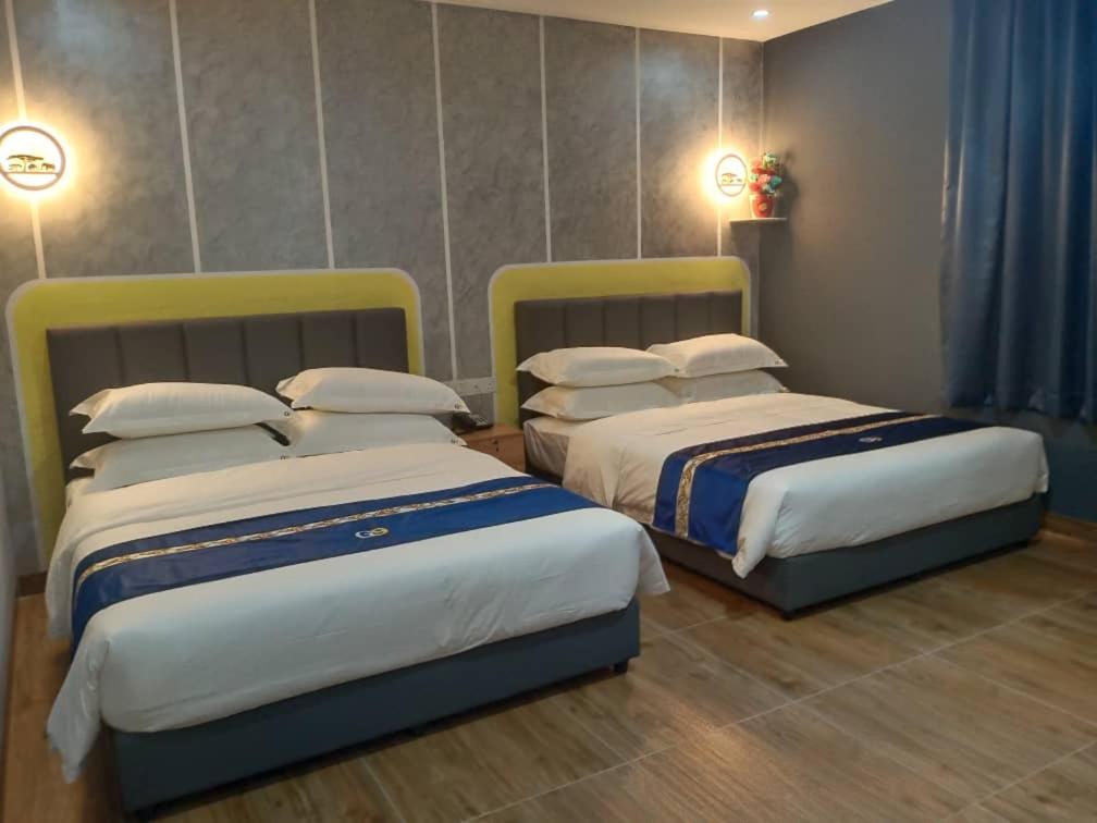 Deluxe Queen Room with Two Queen Beds - Photo 3