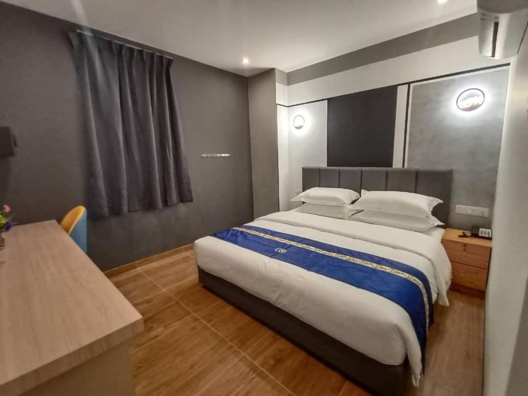 Deluxe King Room - Photo 8