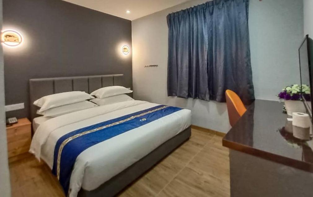 Deluxe King Room - Photo 11