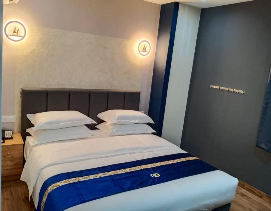 Deluxe King Room - Photo 9