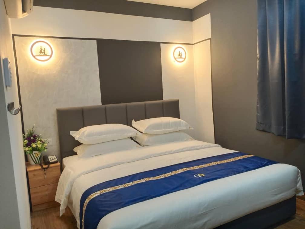 Deluxe King Room - Photo 7