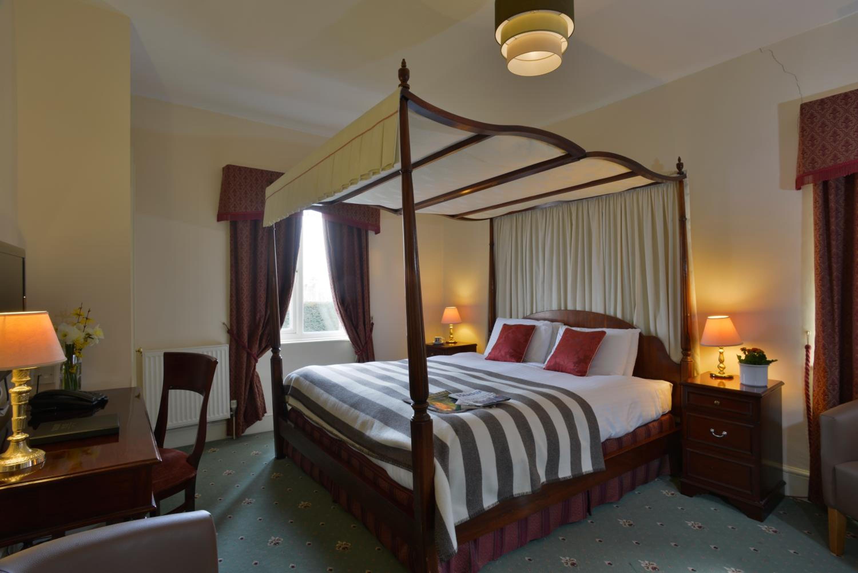 Four Poster Room photo 2