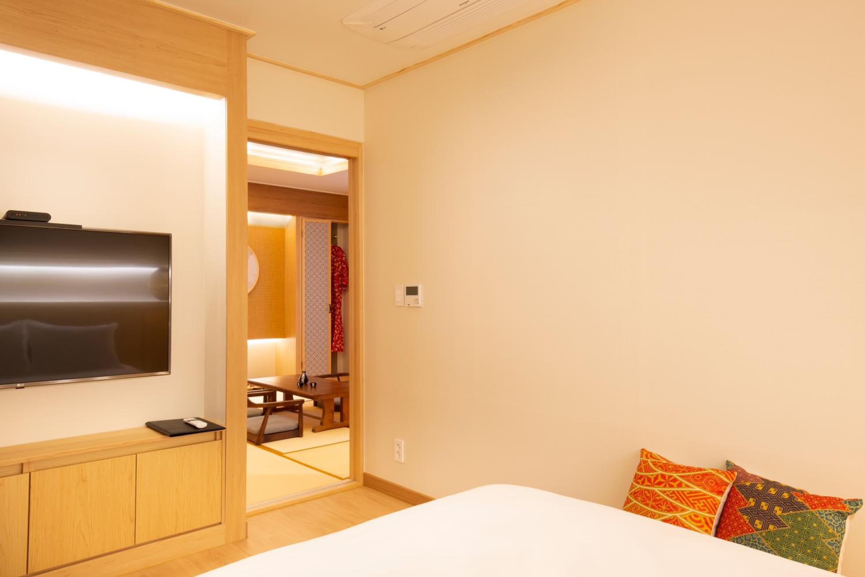 Double Room with Private Bathroom - Photo 10