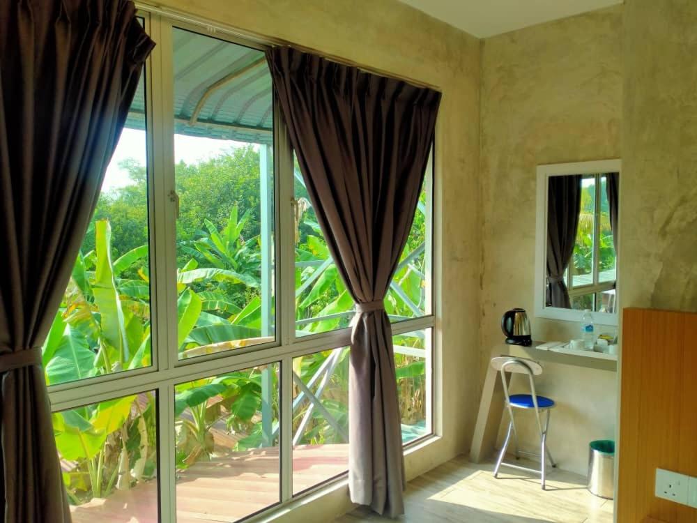 Deluxe King Room with Window - Photo 8