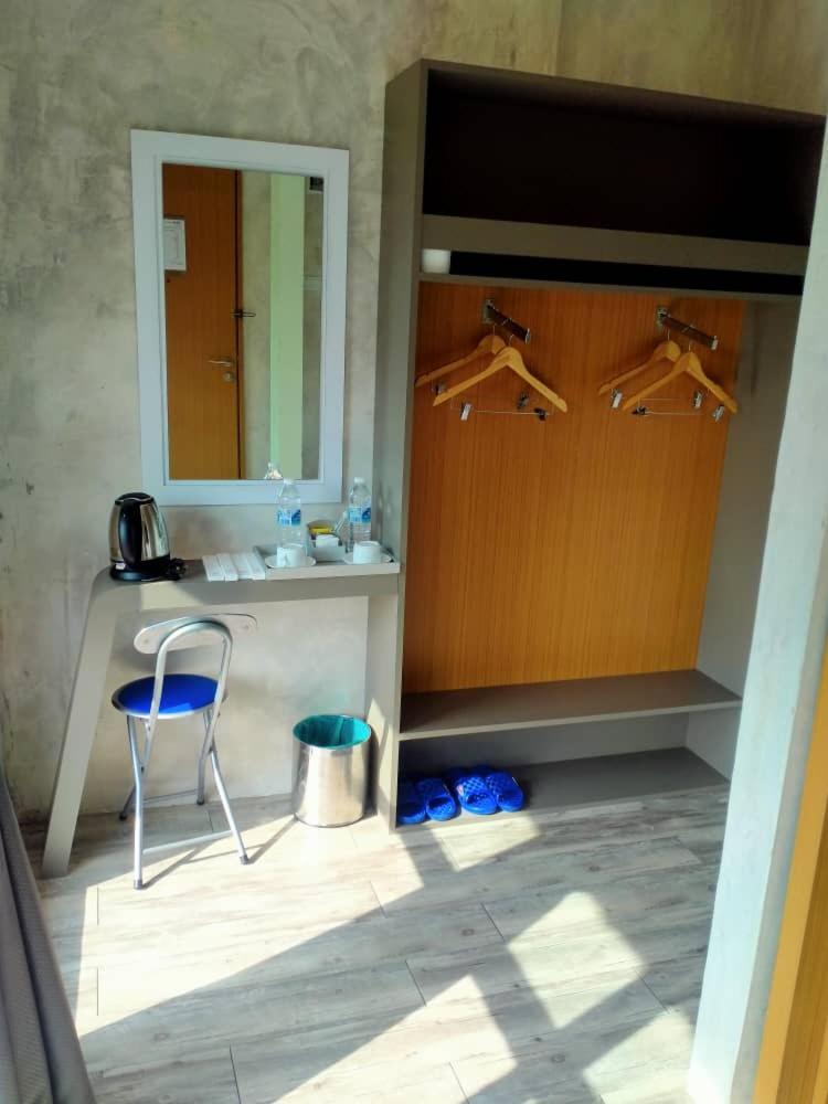 Deluxe King Room with Window - Photo 6