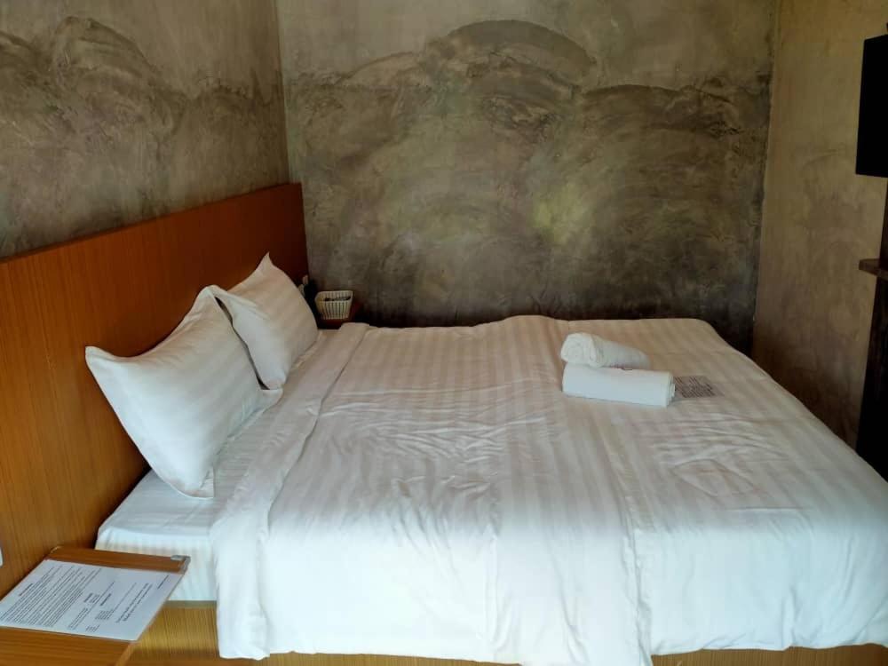 Deluxe King Room with Window - Photo 5