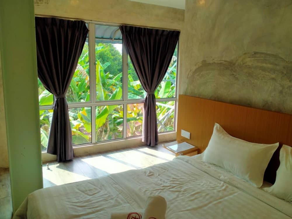Deluxe King Room with Window - Photo 4