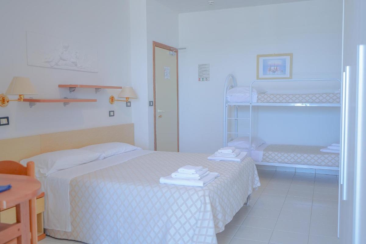 Quadruple Room with Sea View photo 2