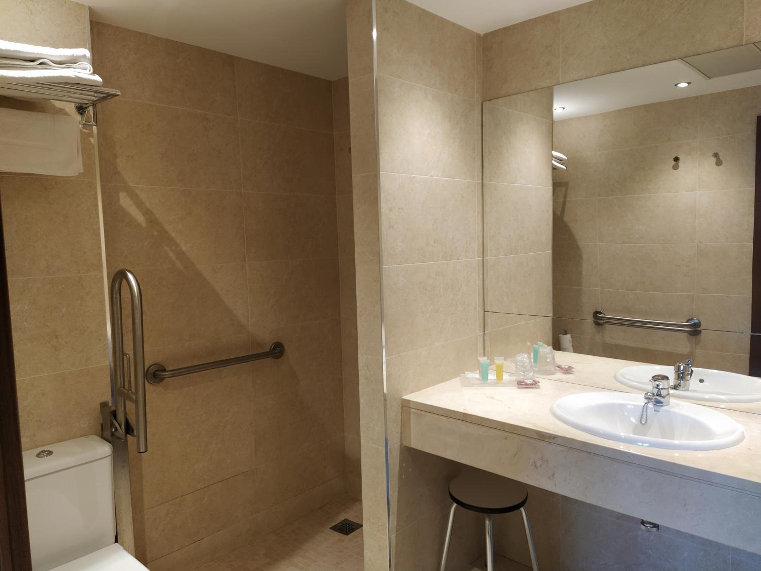 Twin Room - Disability Access photo 3