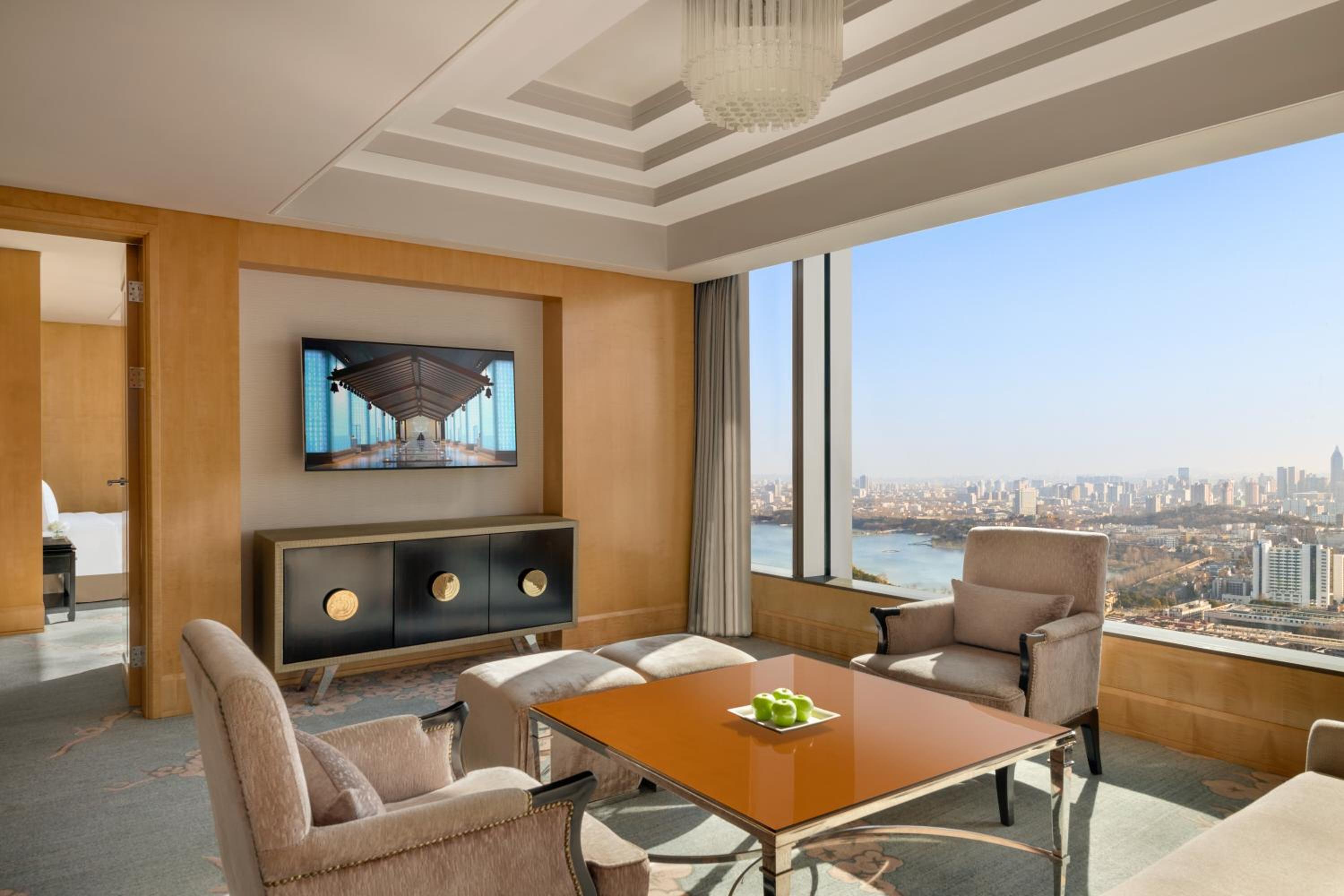 Executive Suite Lake View King Room