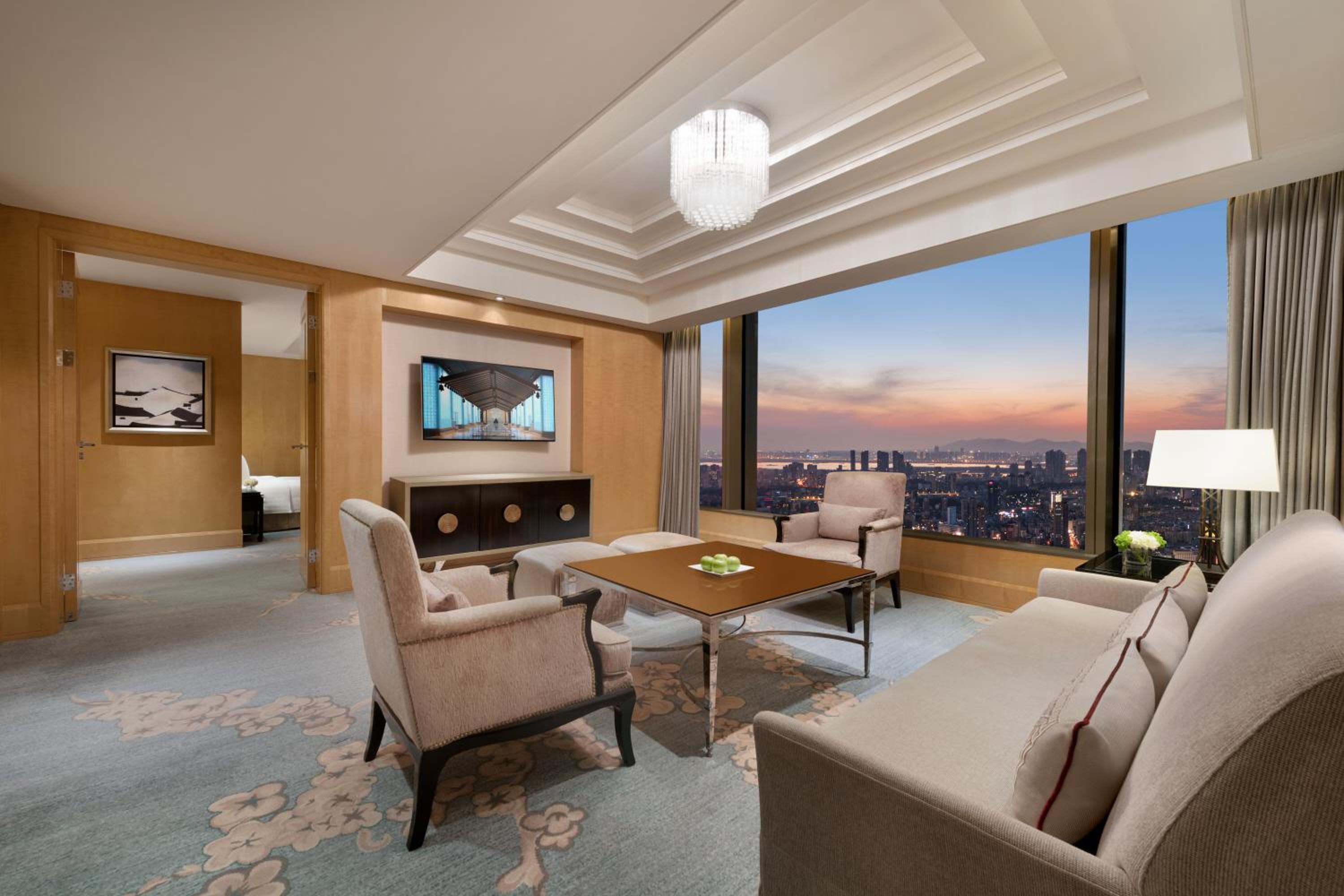 Executive Suite Lake View King Room