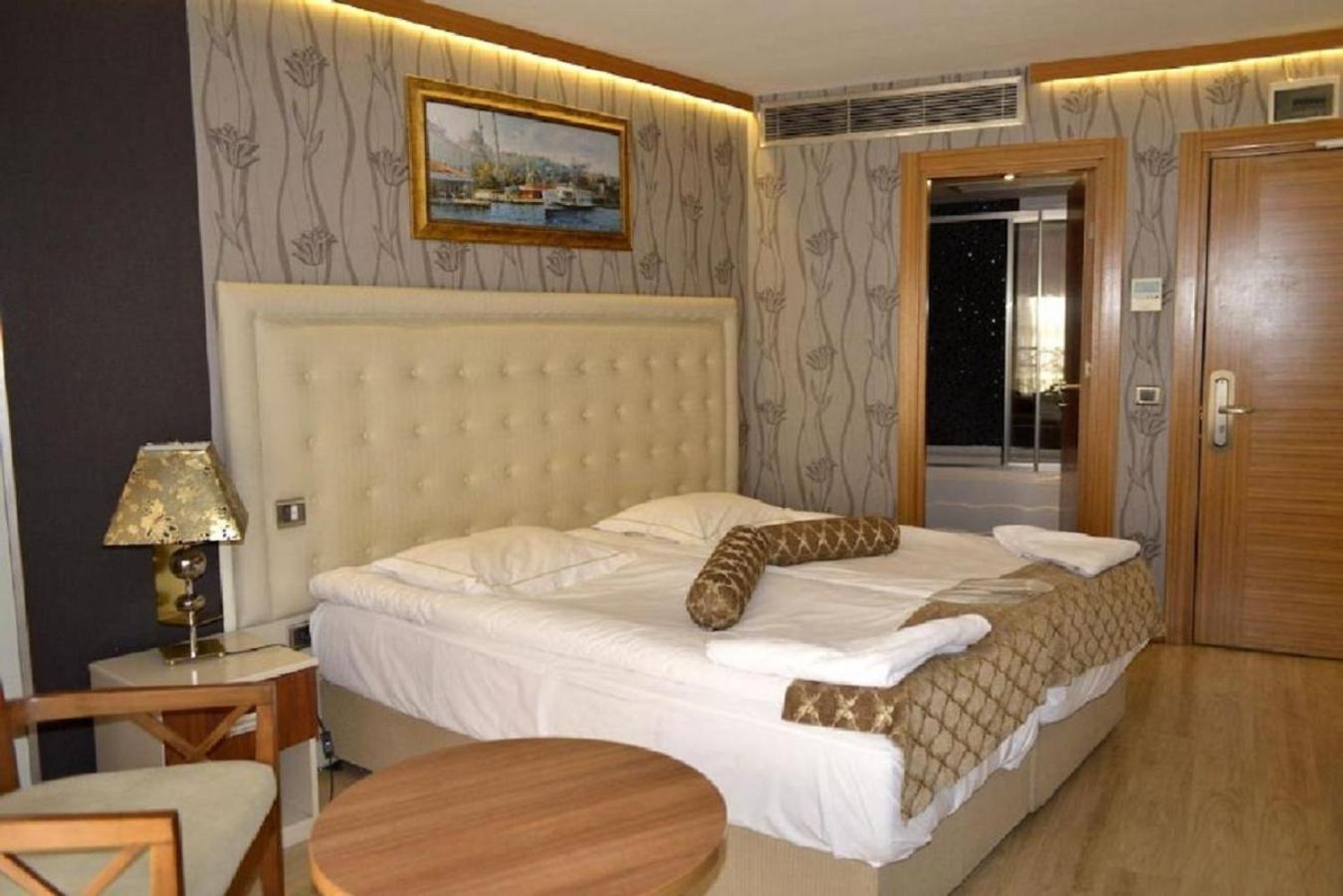 Deluxe Room (Double Bed) photo 3