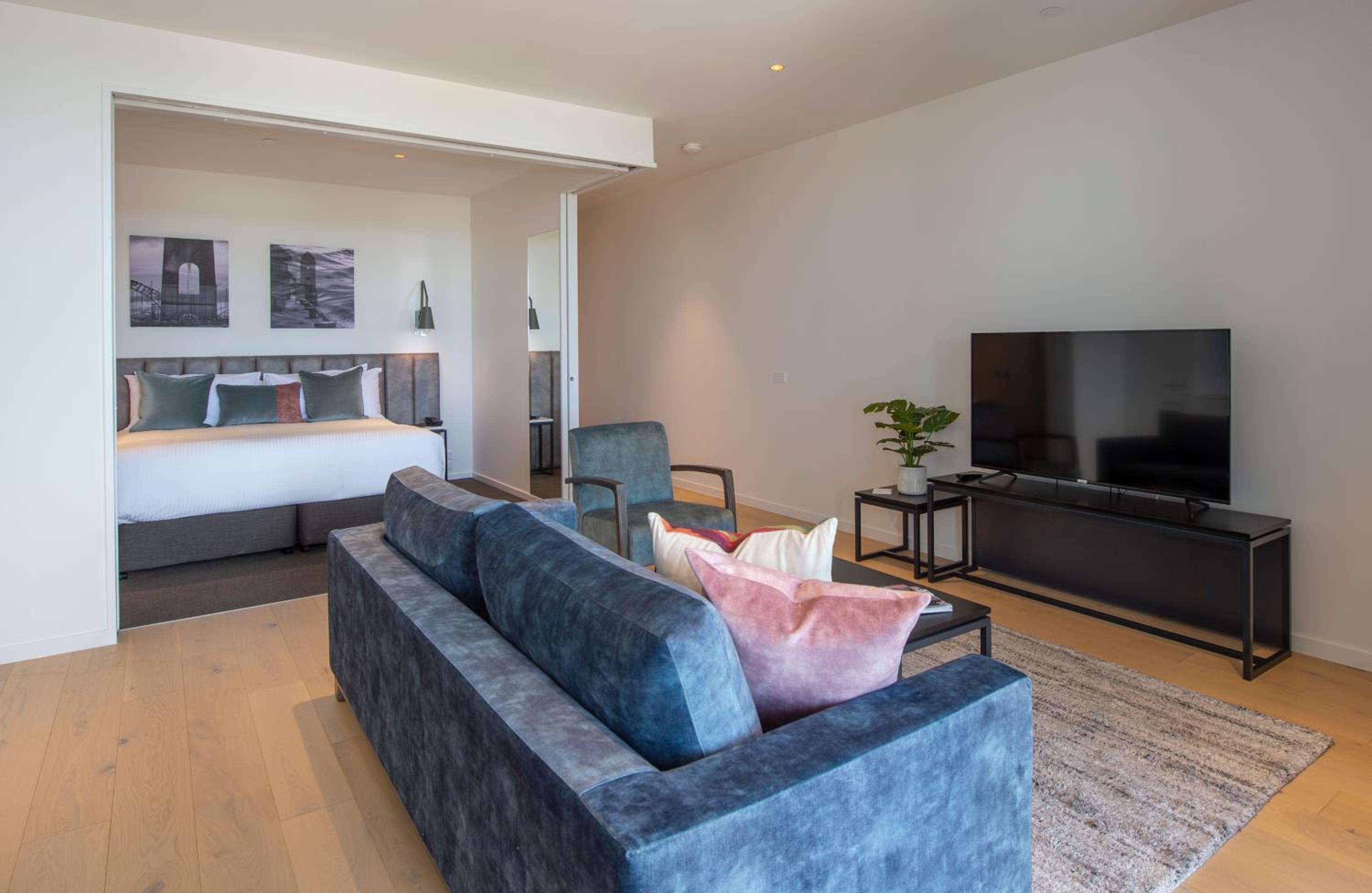 One-Bedroom Apartment with Park View - Photo 15