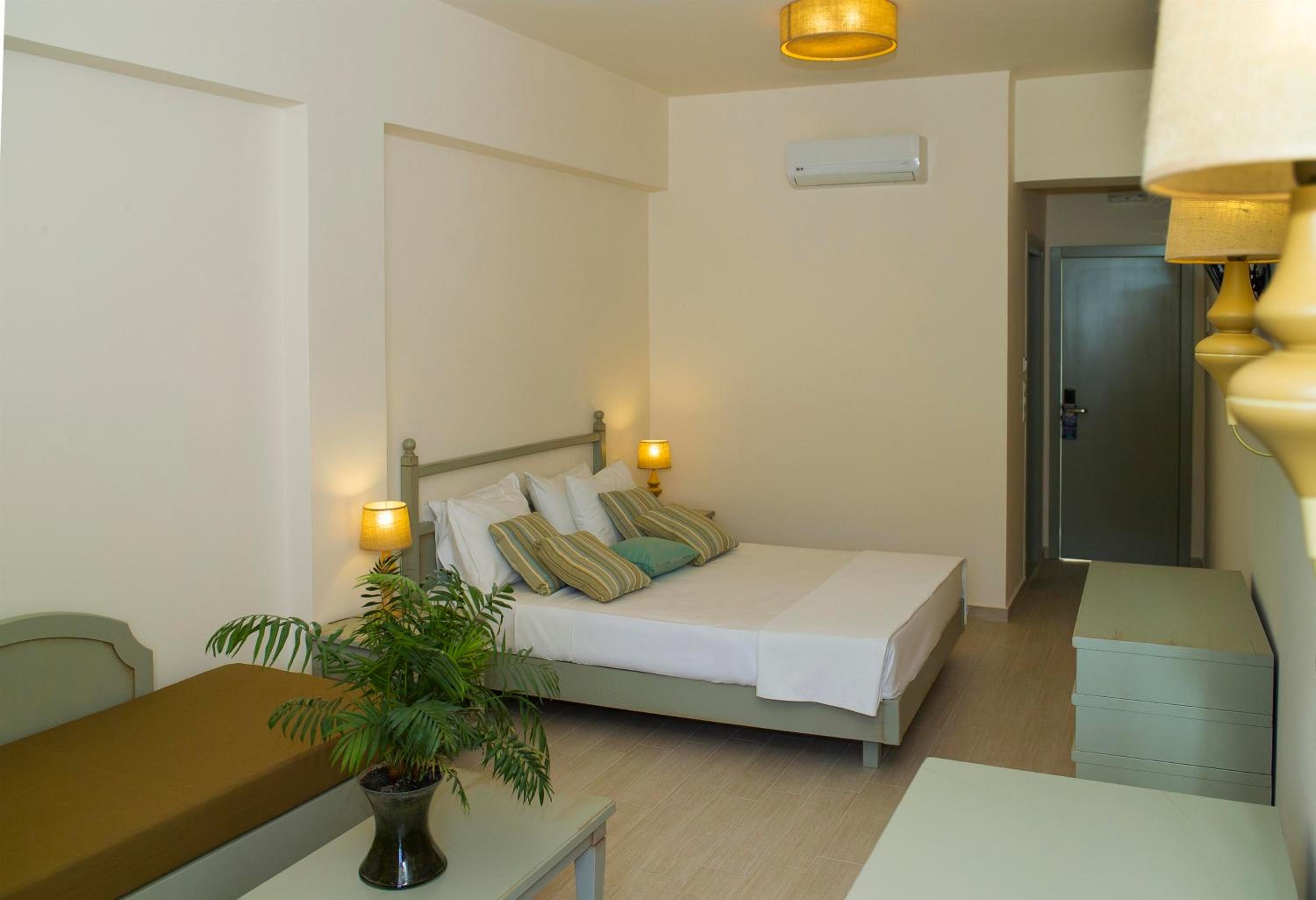 Double or Twin Room with Sea View - Photo 1