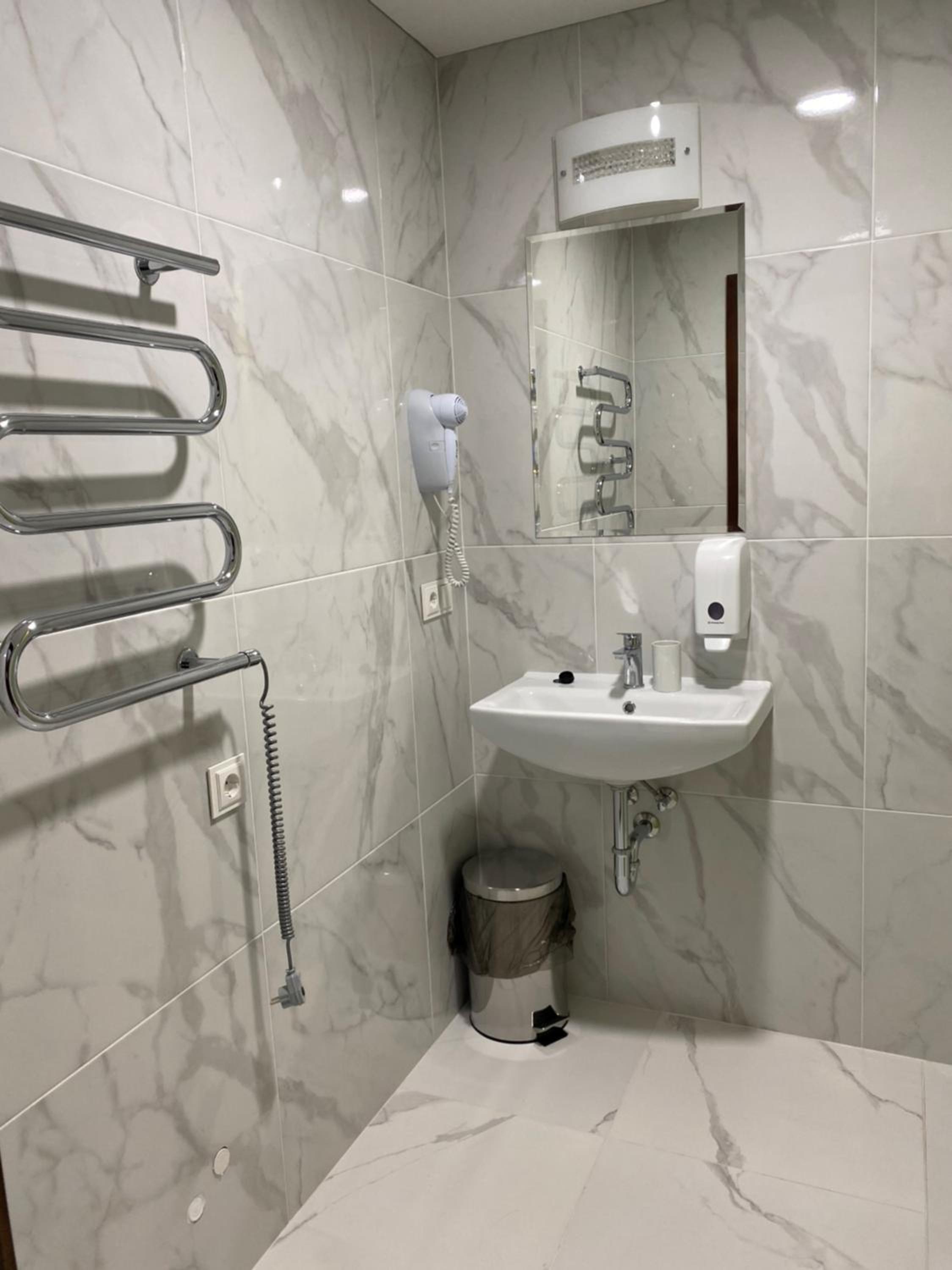 Twin Room - Photo 9