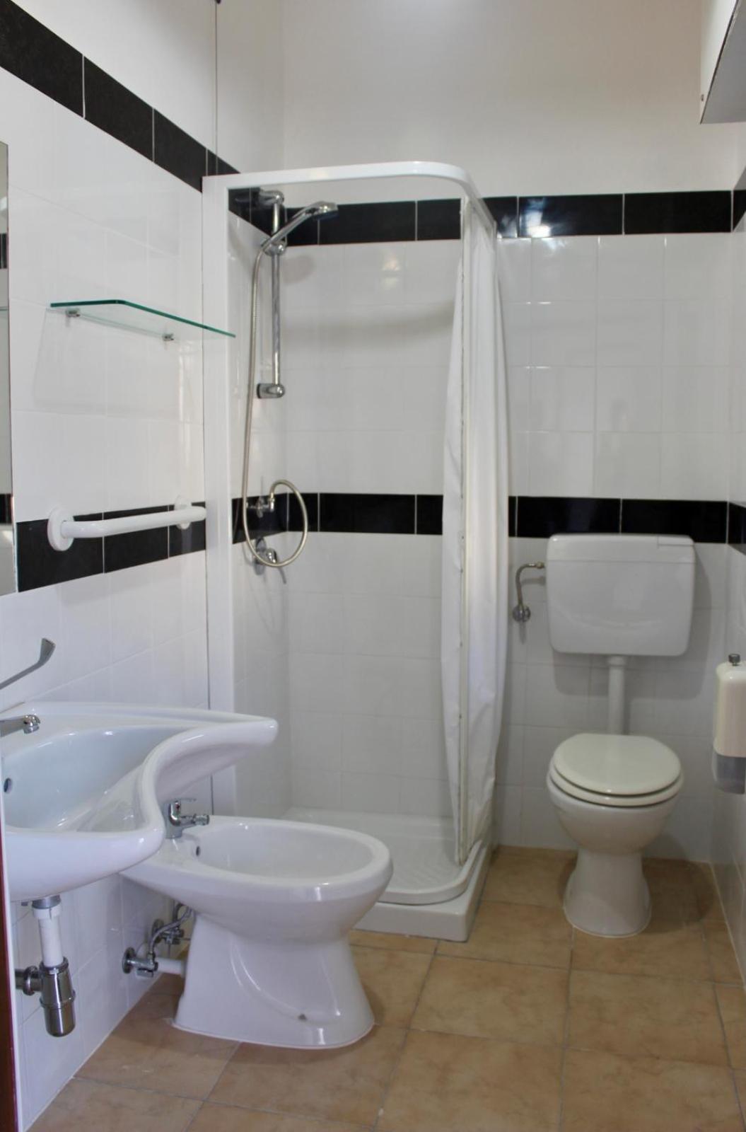 Double Room with Private Bathroom - Photo 3