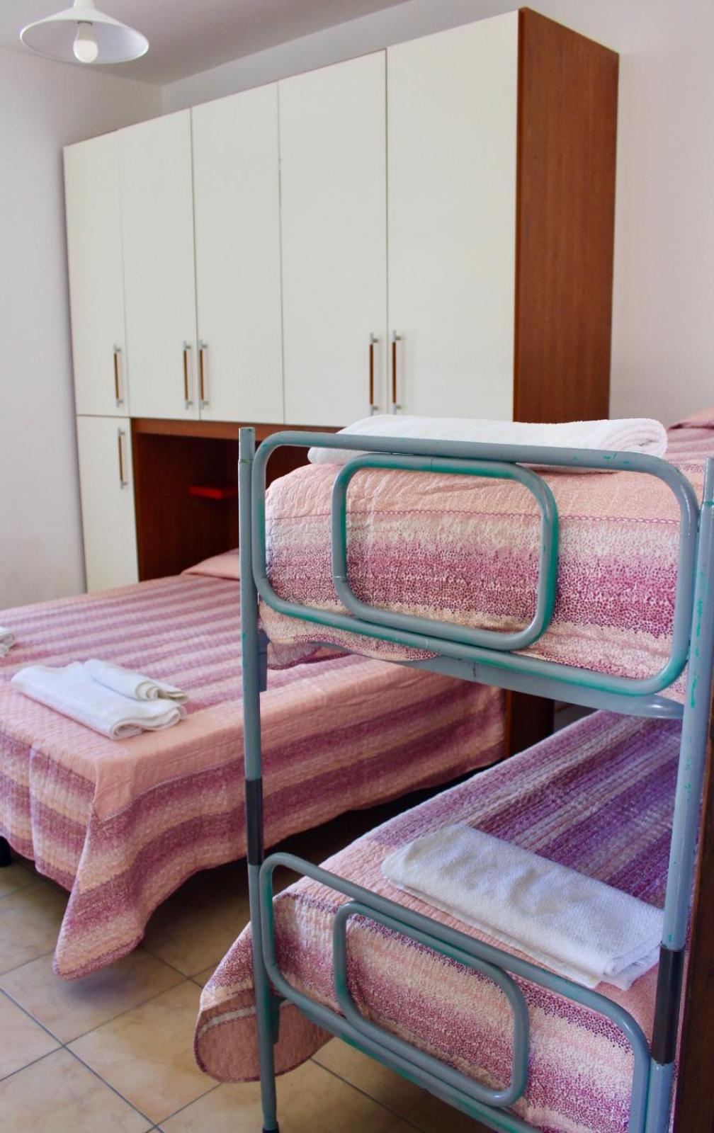 Quadruple Room with Private Bathroom - Photo 3