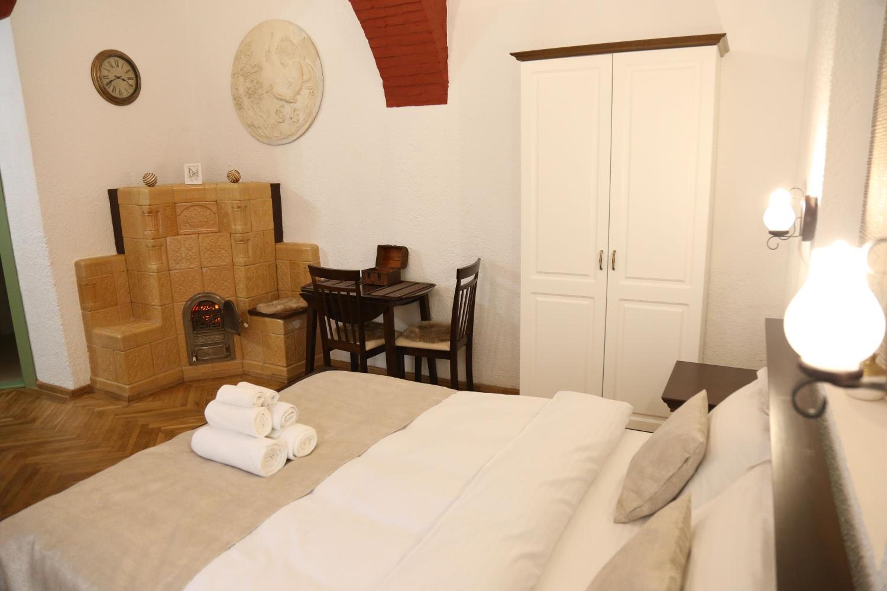Deluxe Double Room (2 Adults + 1 Child) - Photo 4