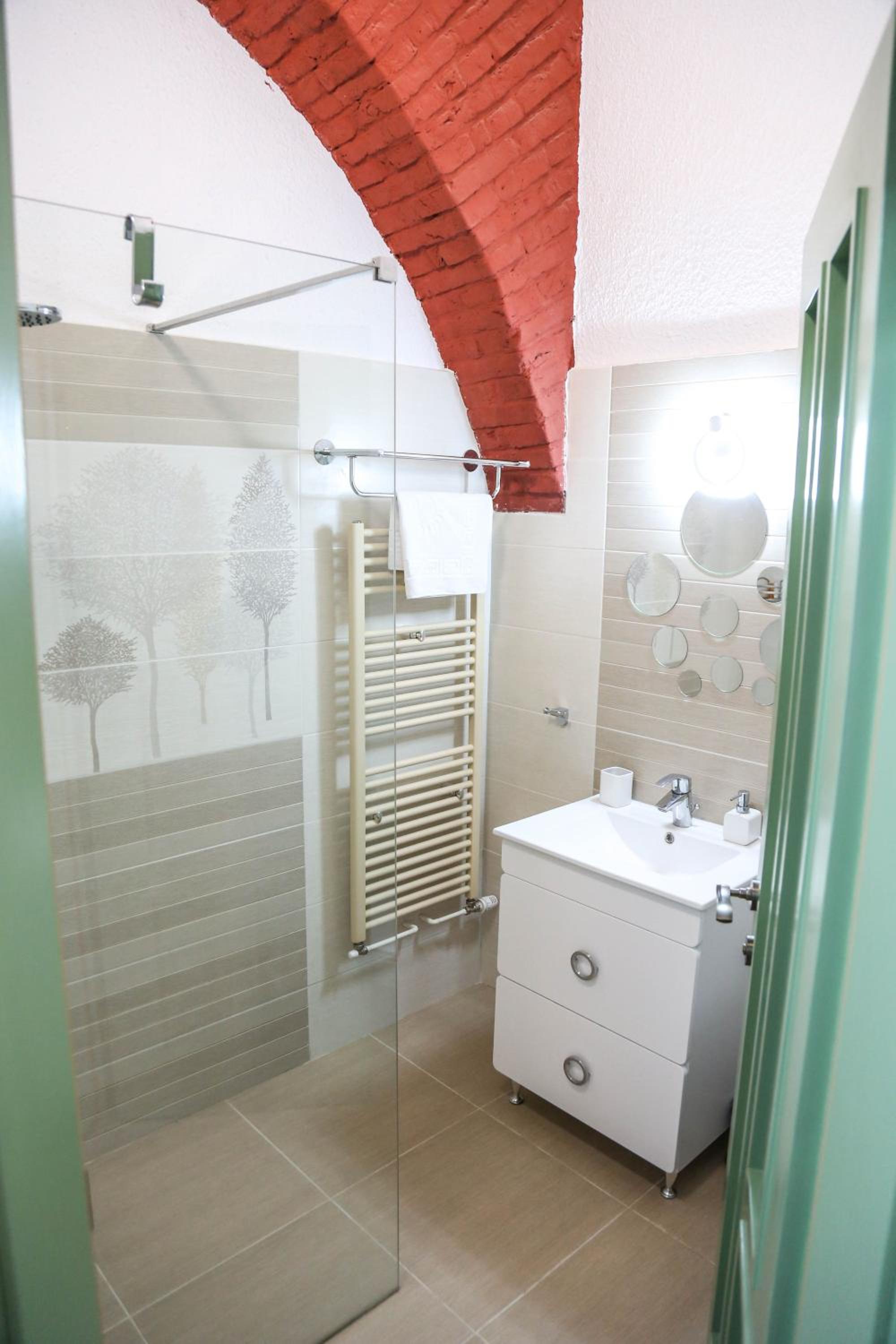 Deluxe Double Room (2 Adults + 1 Child) - Photo 7