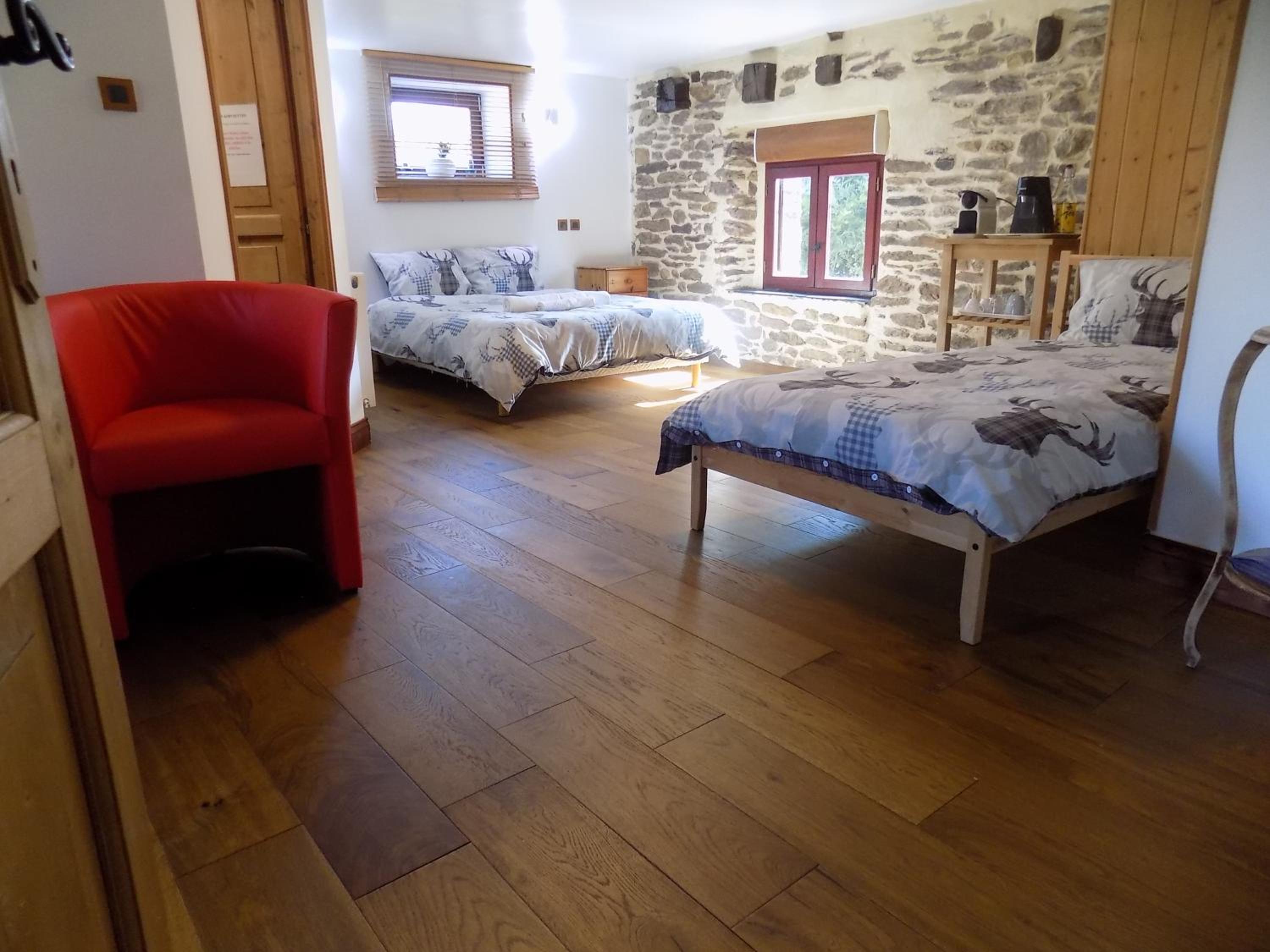 Deluxe Double Room (2 Adults + 1 Child) - Photo 1